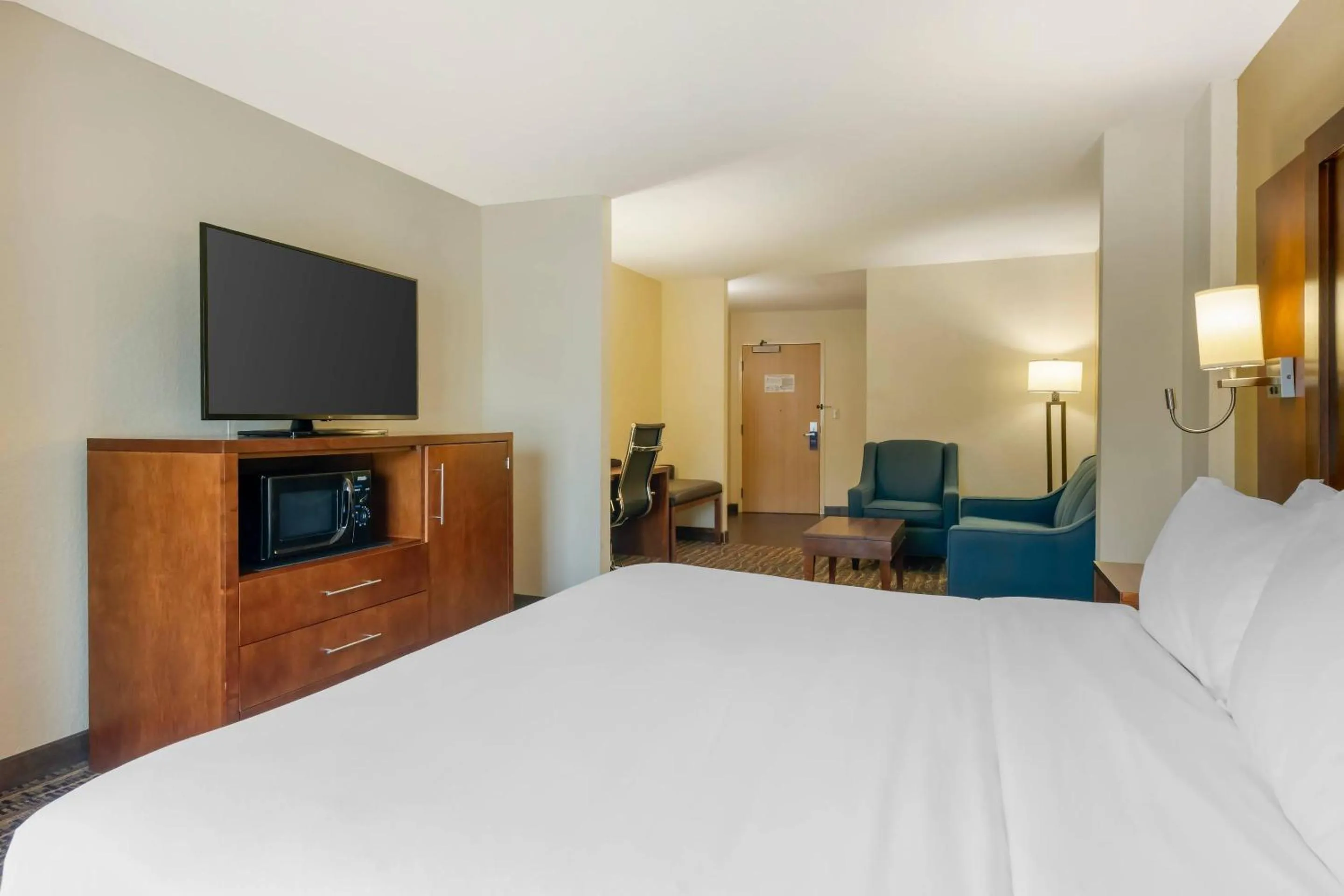 Bedroom, Bed in Comfort Suites Lady Lake - The Villages