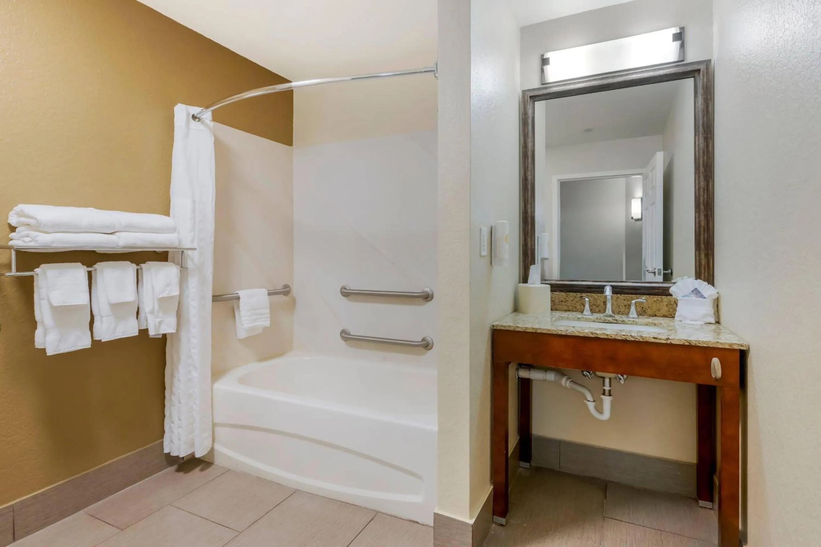 Bedroom in Comfort Suites Lady Lake - The Villages