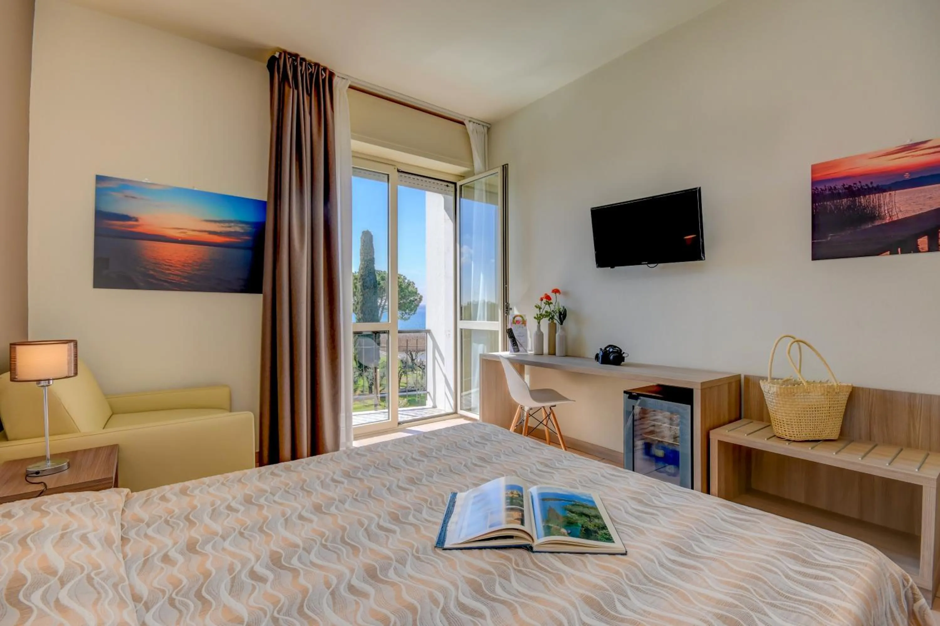 Bedroom, Bed in Hotel Miramar