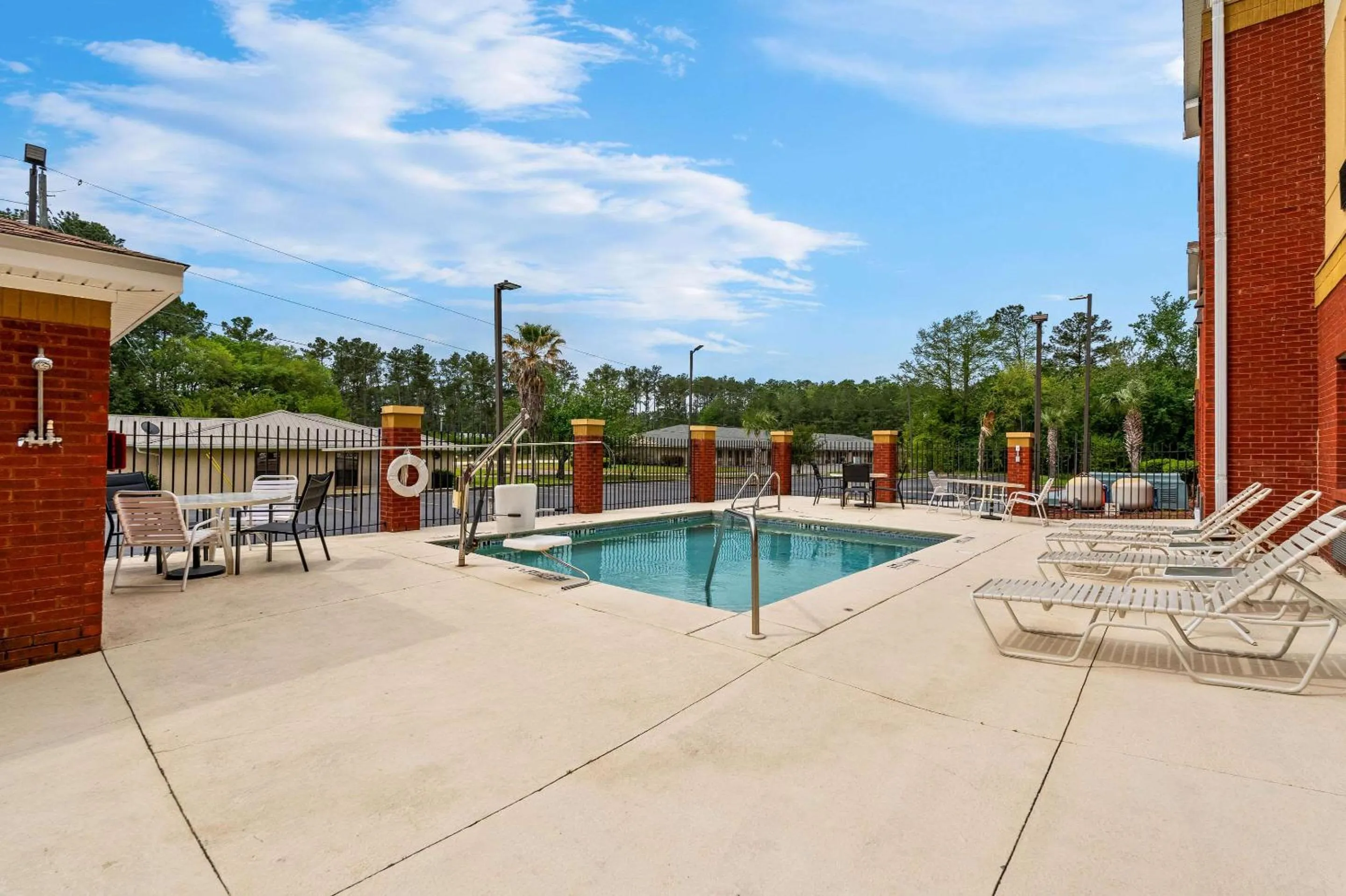 Swimming pool in Comfort Inn & Suites Chipley I-10