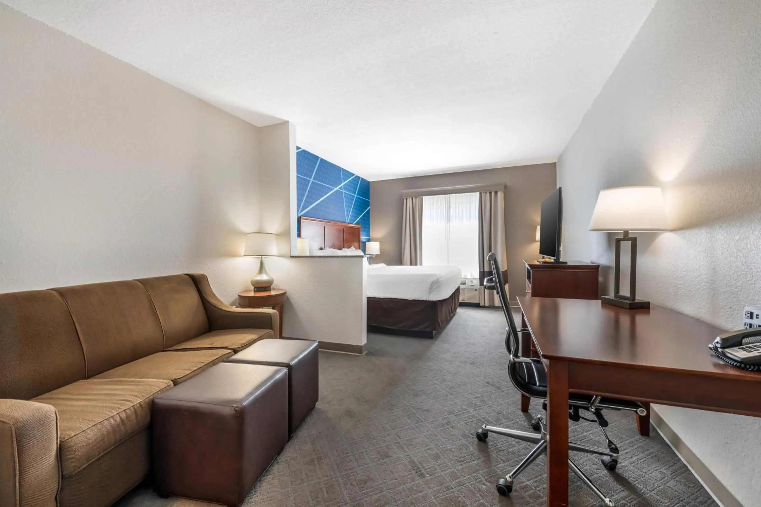 Bedroom in Comfort Suites Ocala North