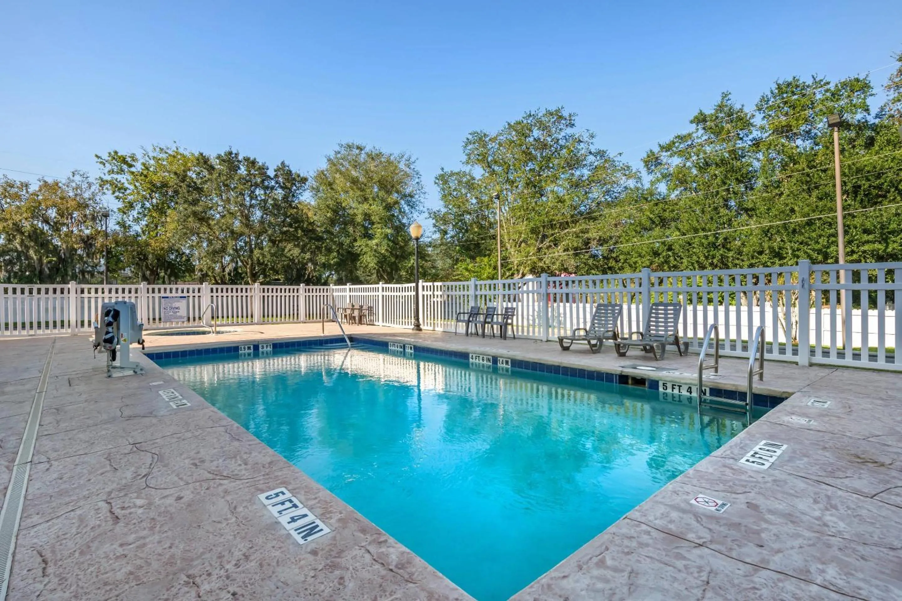 Swimming pool in Comfort Suites Ocala North