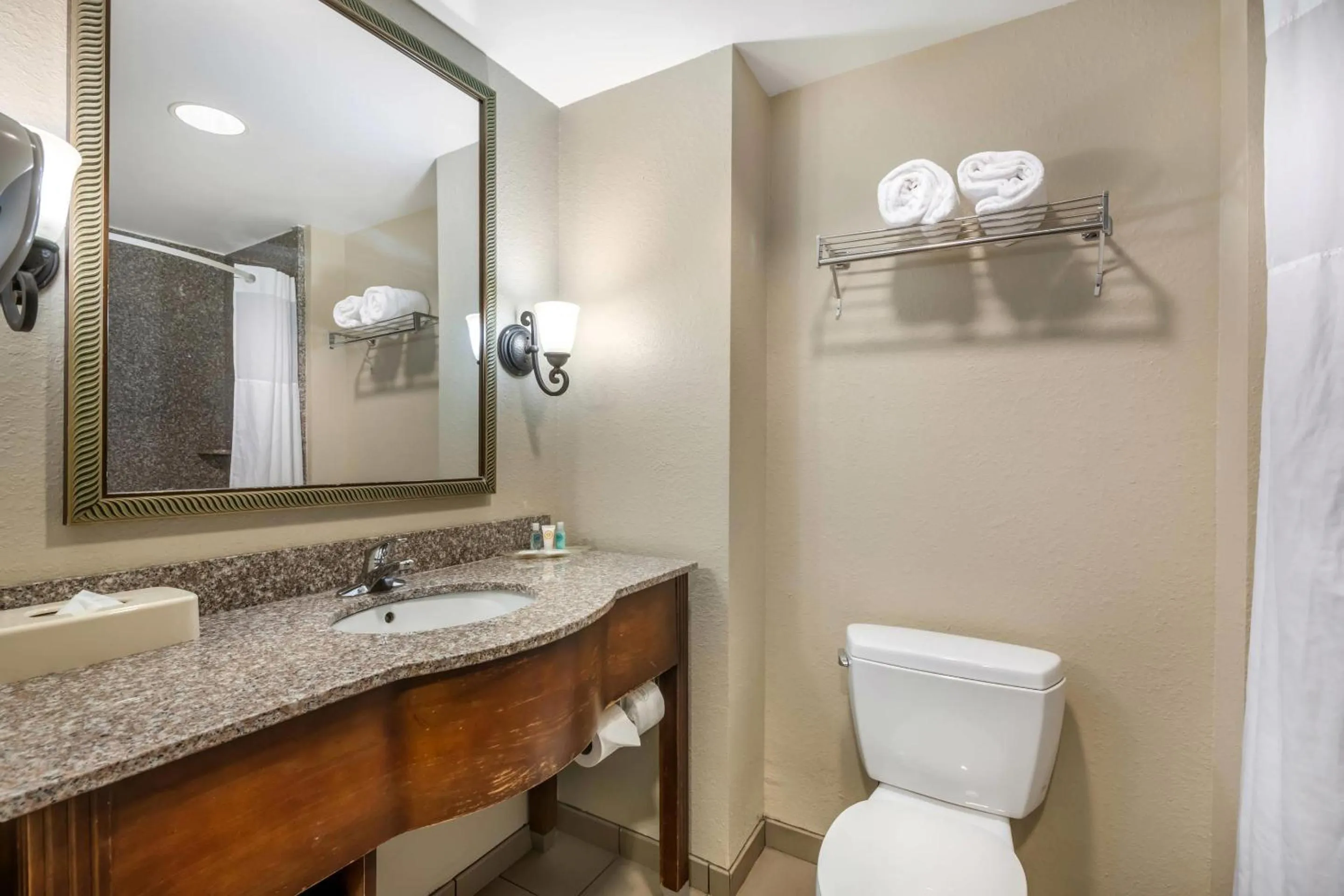 Bedroom in Comfort Suites Ocala North