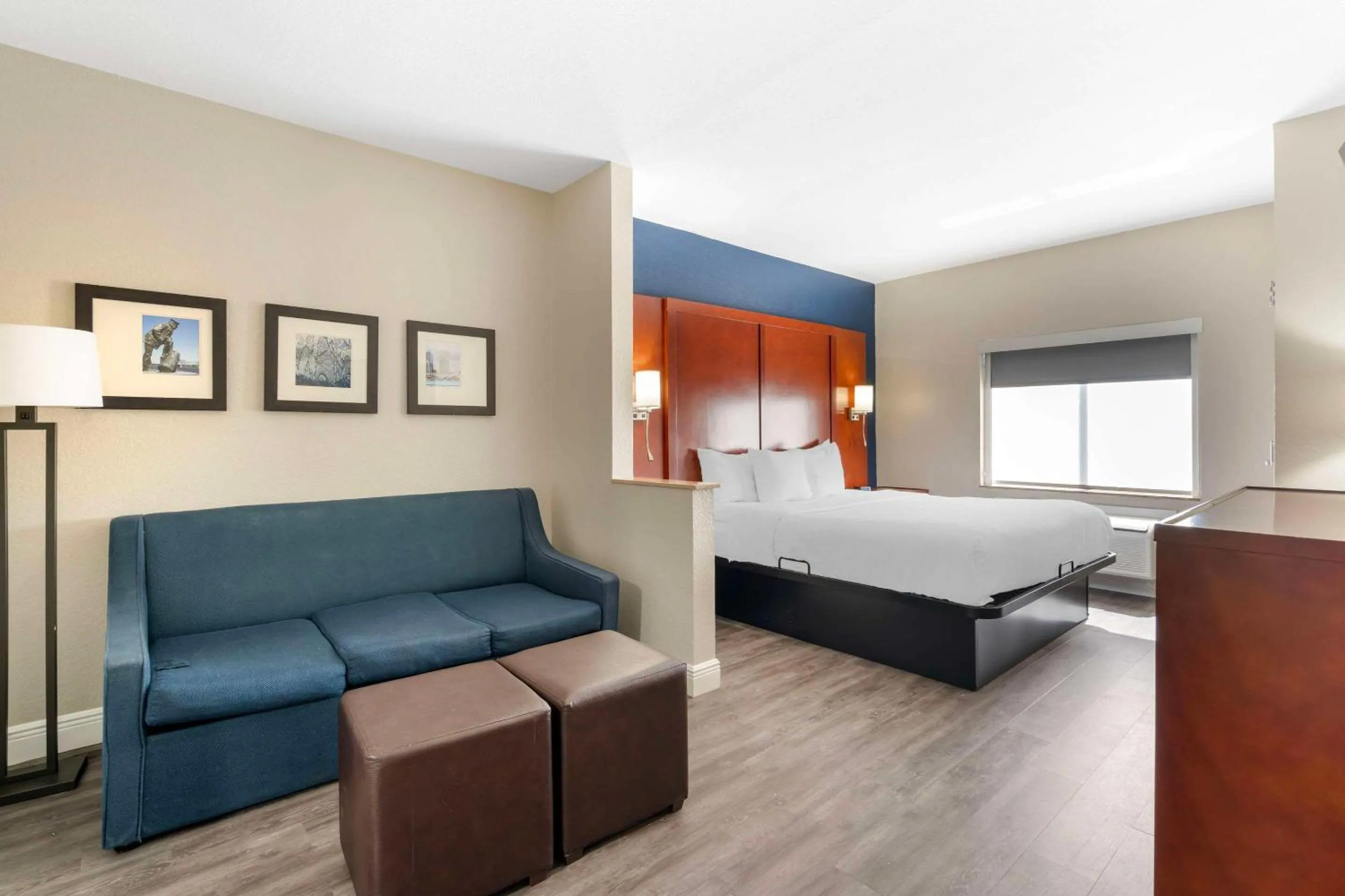 Bedroom, Bed in Comfort Suites West Jacksonville