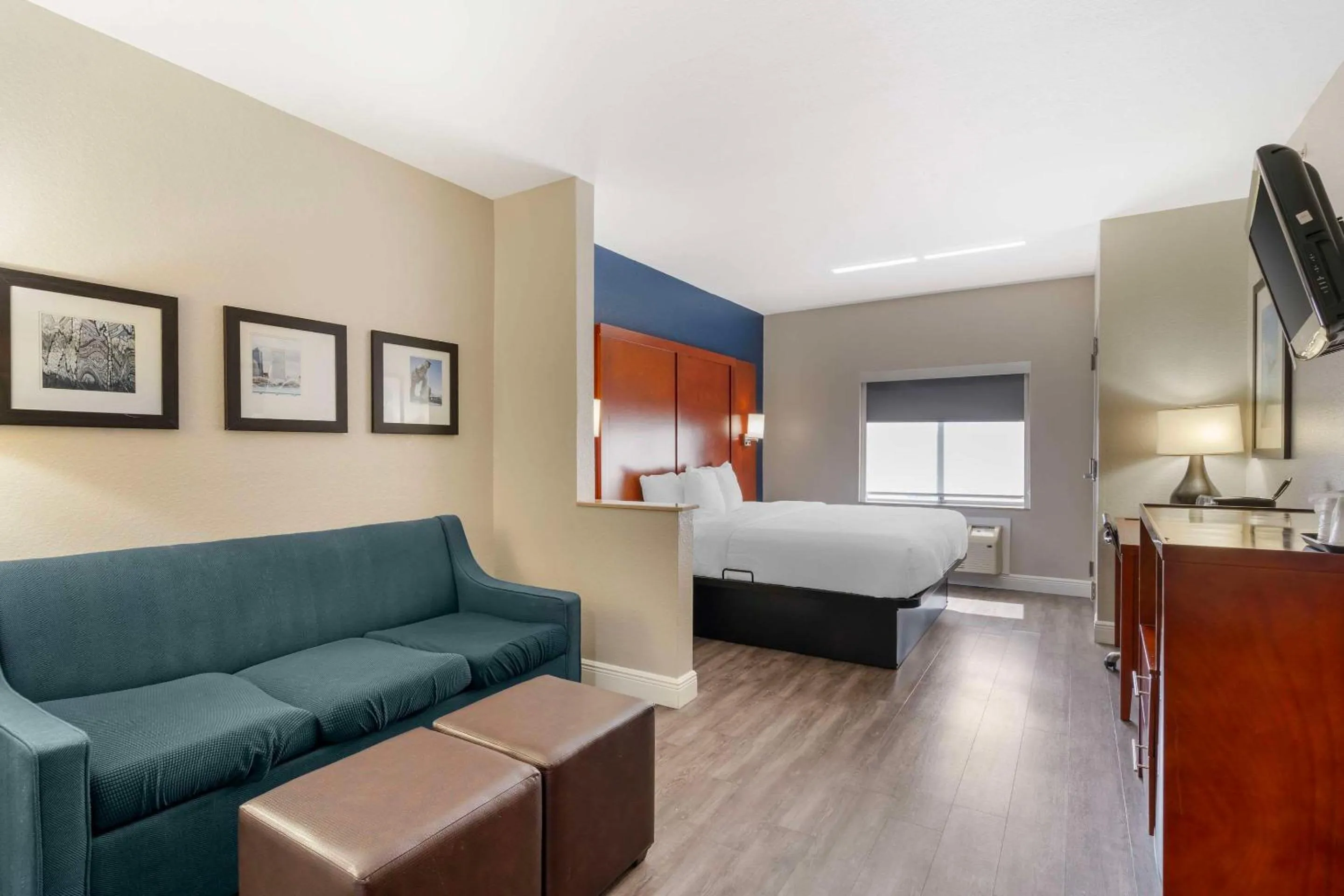 Bedroom, Bed in Comfort Suites West Jacksonville