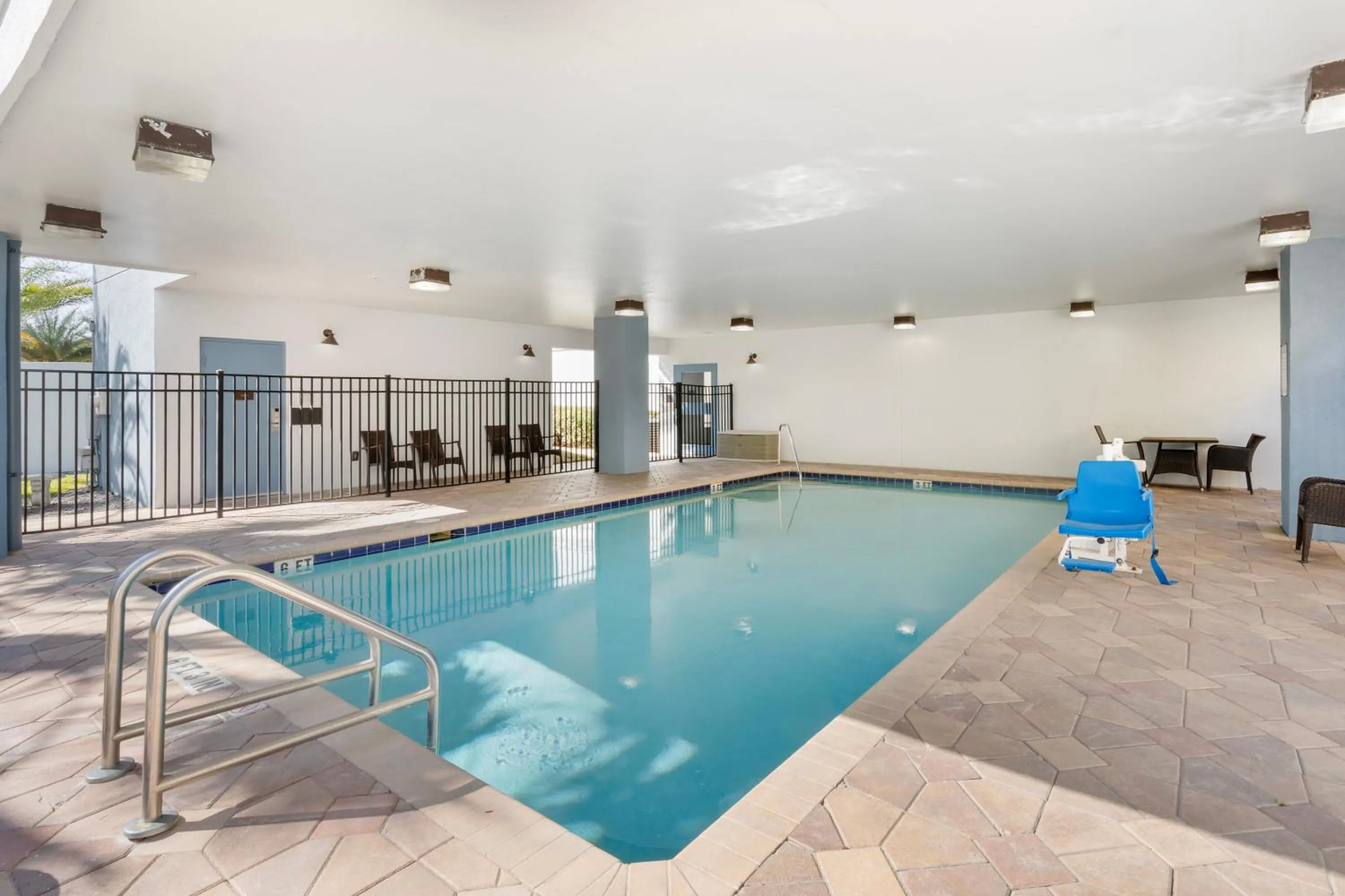 Swimming pool in Comfort Suites West Jacksonville