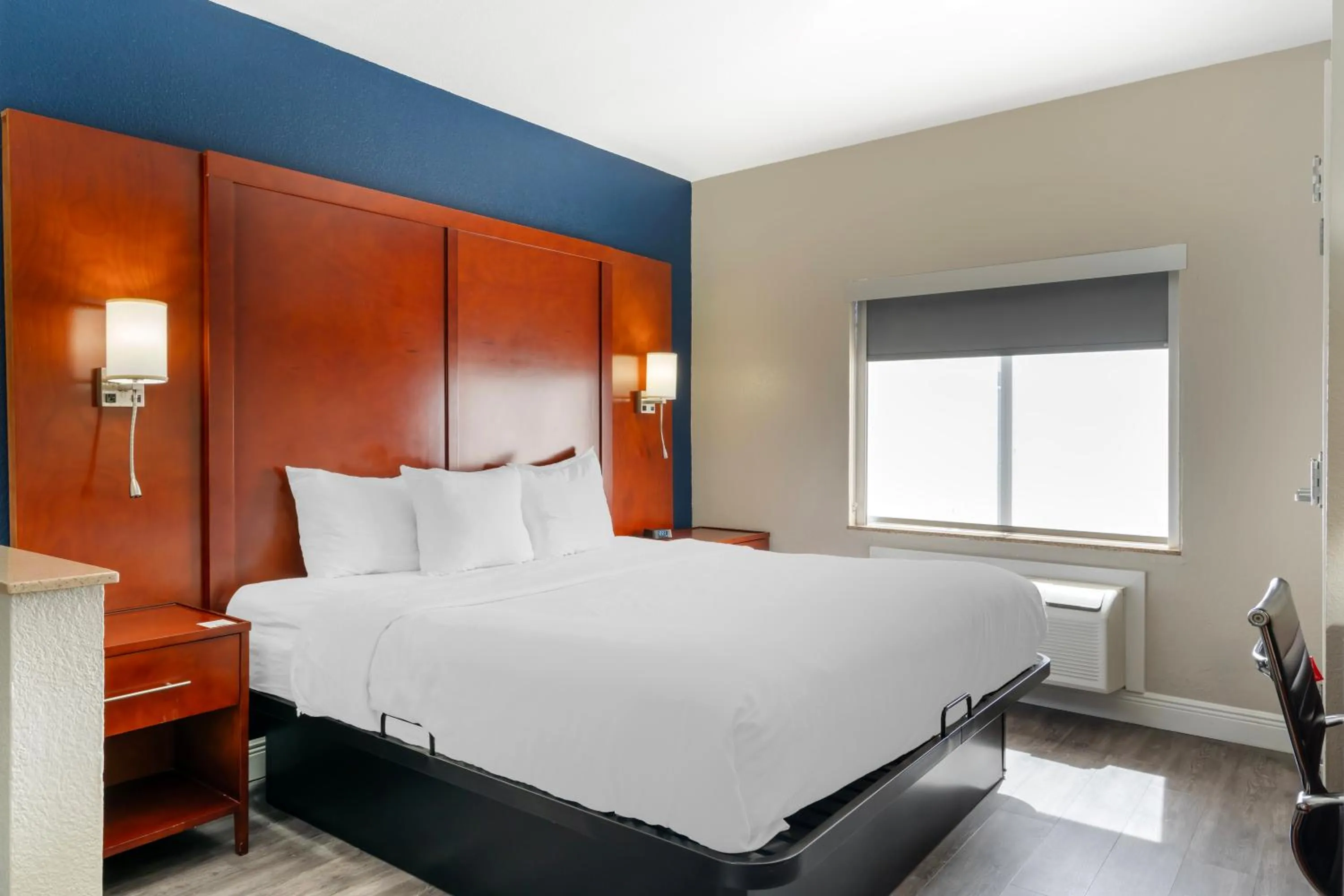 Bedroom, Bed in Comfort Suites West Jacksonville