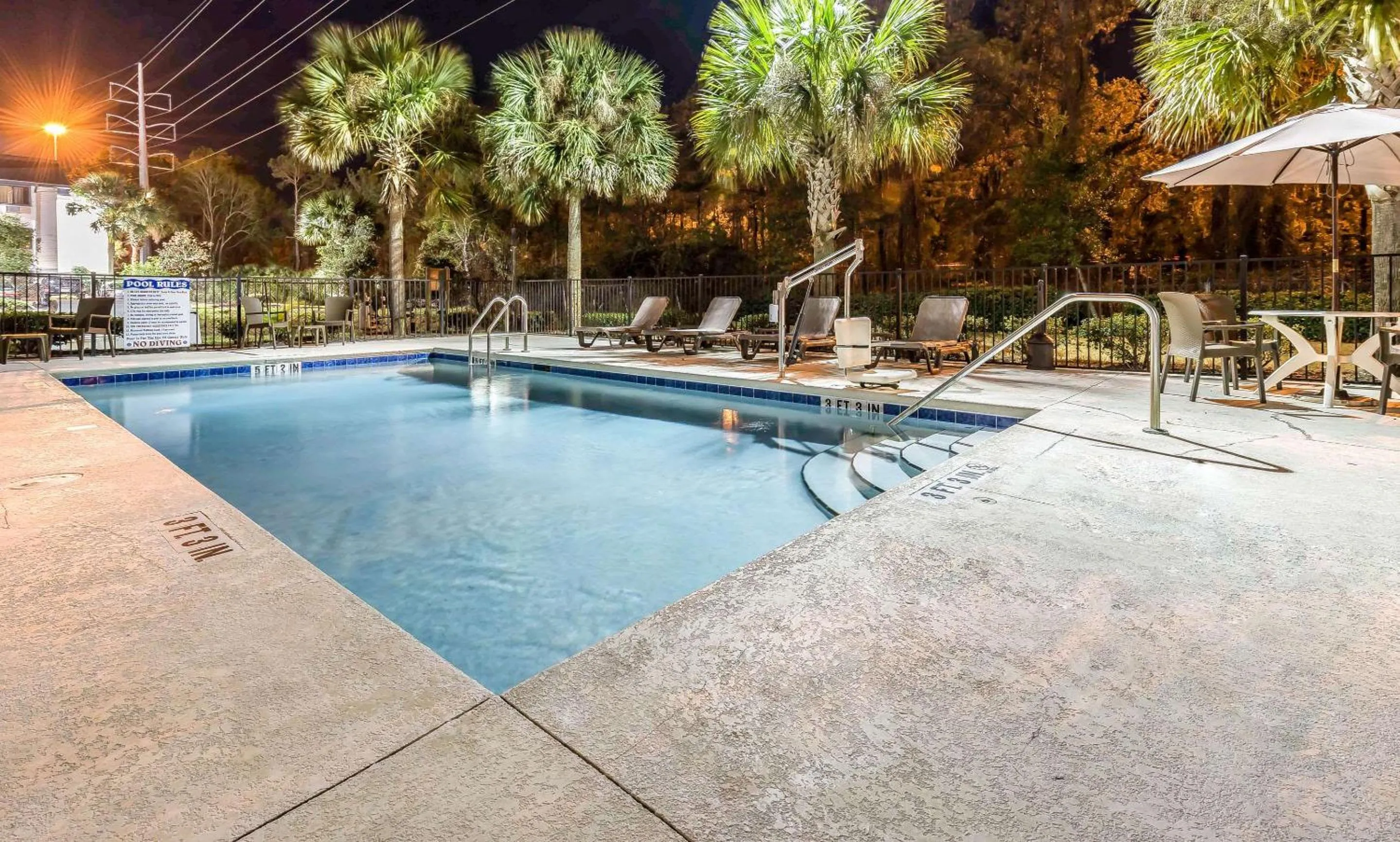 Swimming pool in Sleep Inn & Suites University-Shands