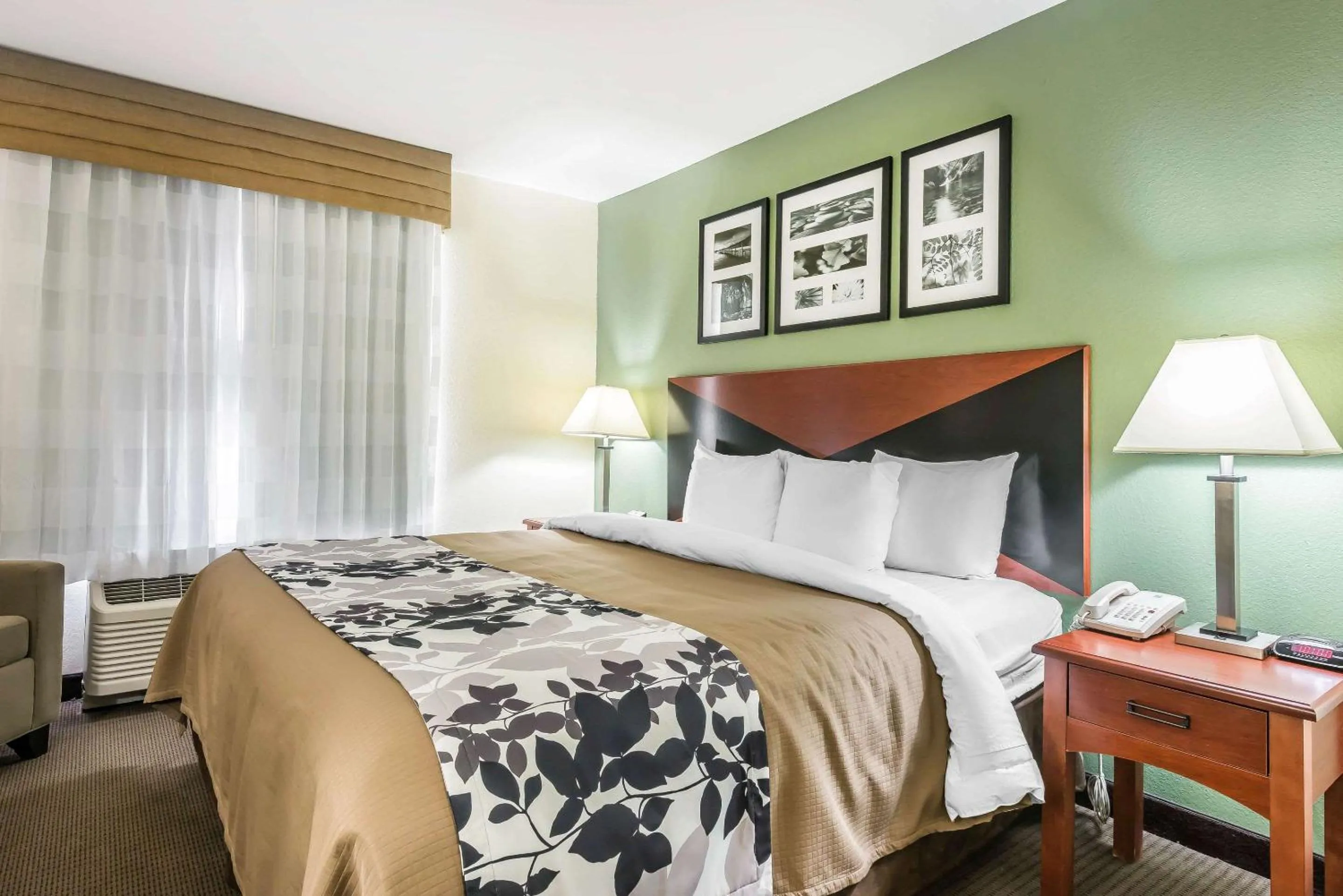 Bedroom, Bed in Sleep Inn & Suites University-Shands