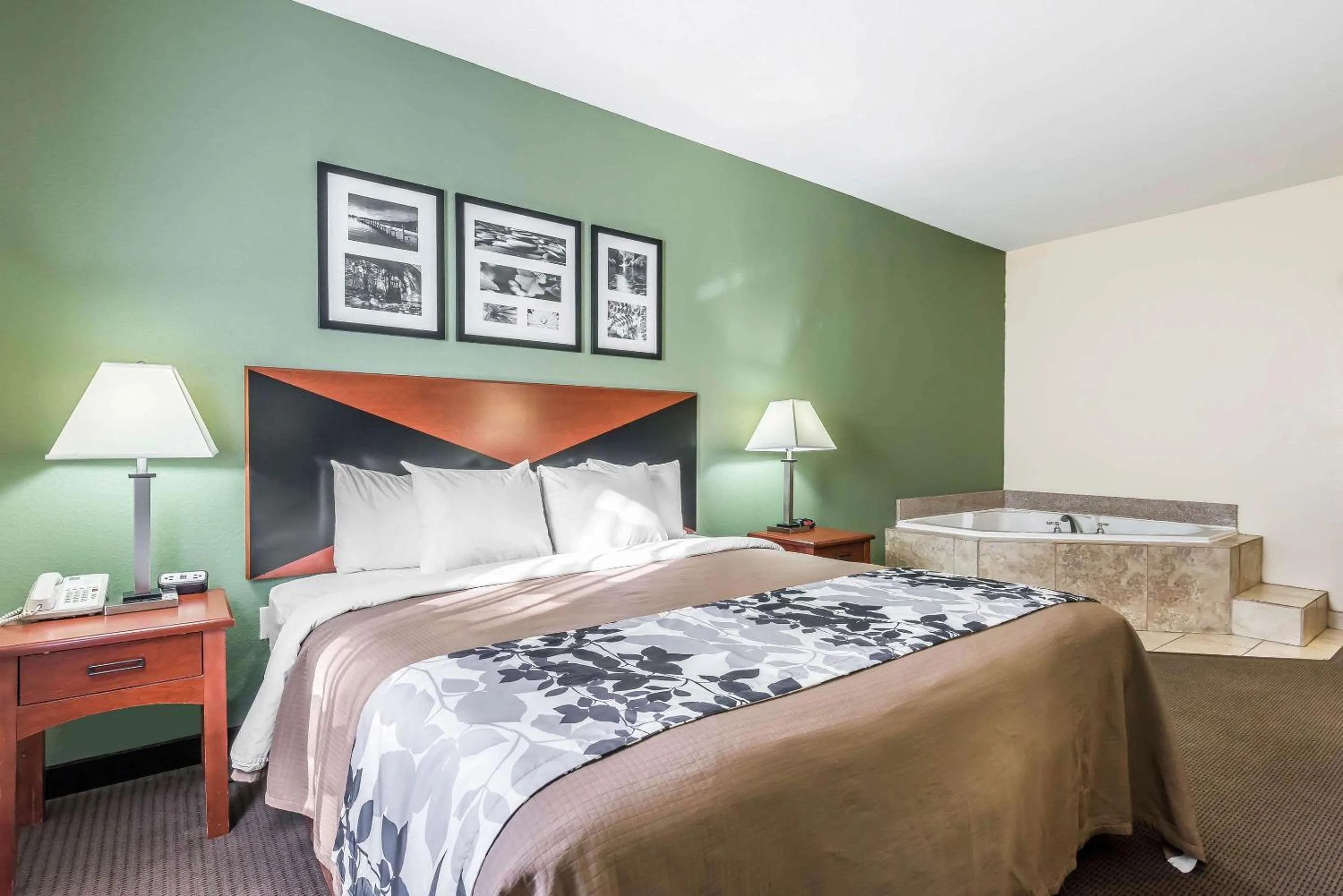 Bedroom, Bed in Sleep Inn & Suites University-Shands