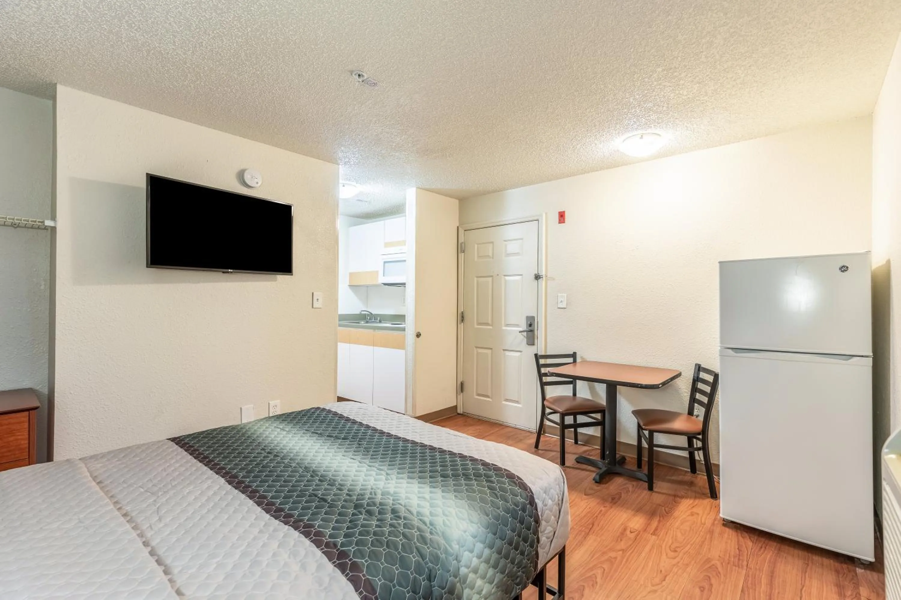 Photo of the whole room, Bed in HomeTowne Studios by Red Roof Orlando - Casselberry