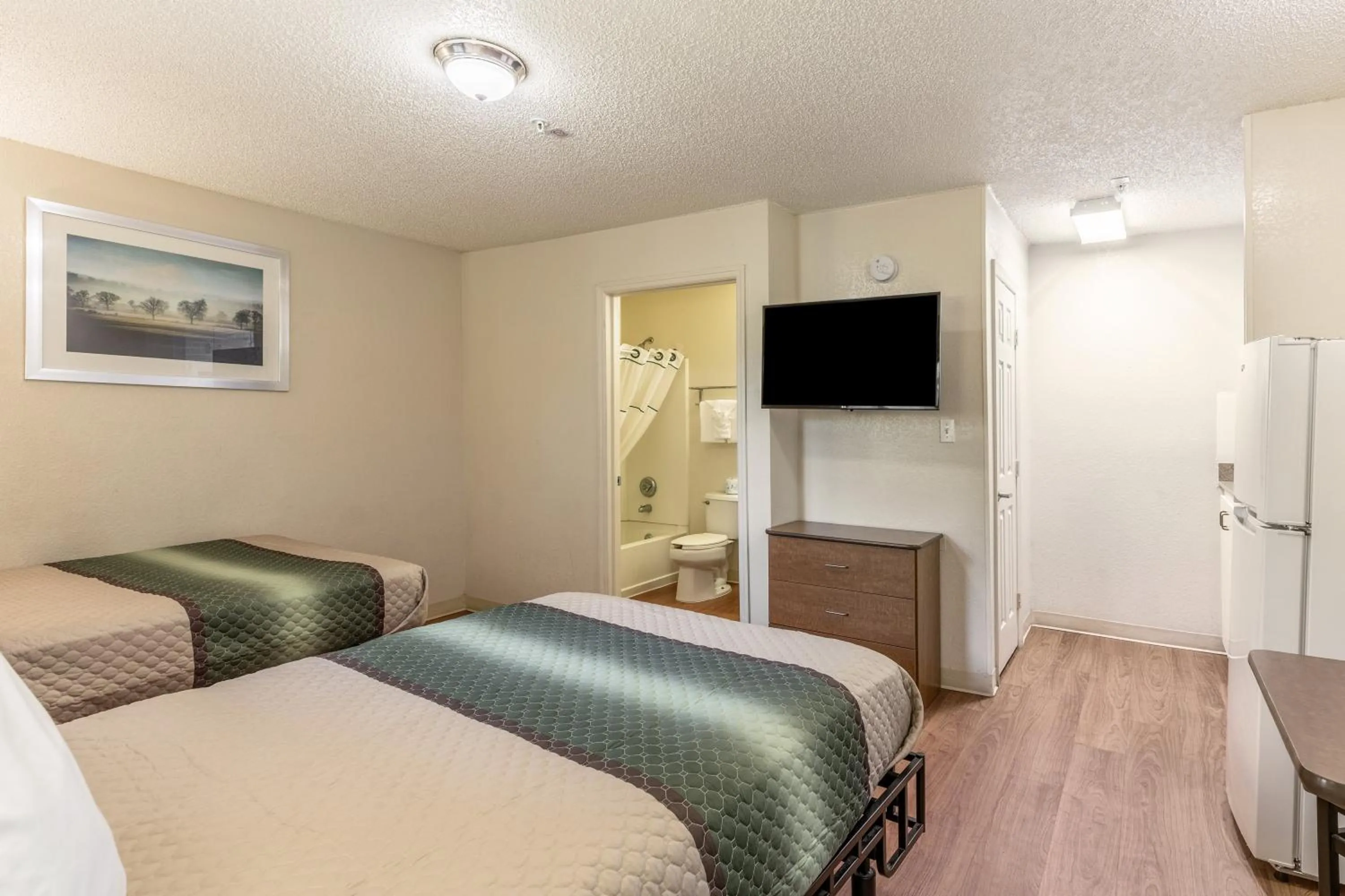 Photo of the whole room, Bed in HomeTowne Studios by Red Roof Orlando - Casselberry