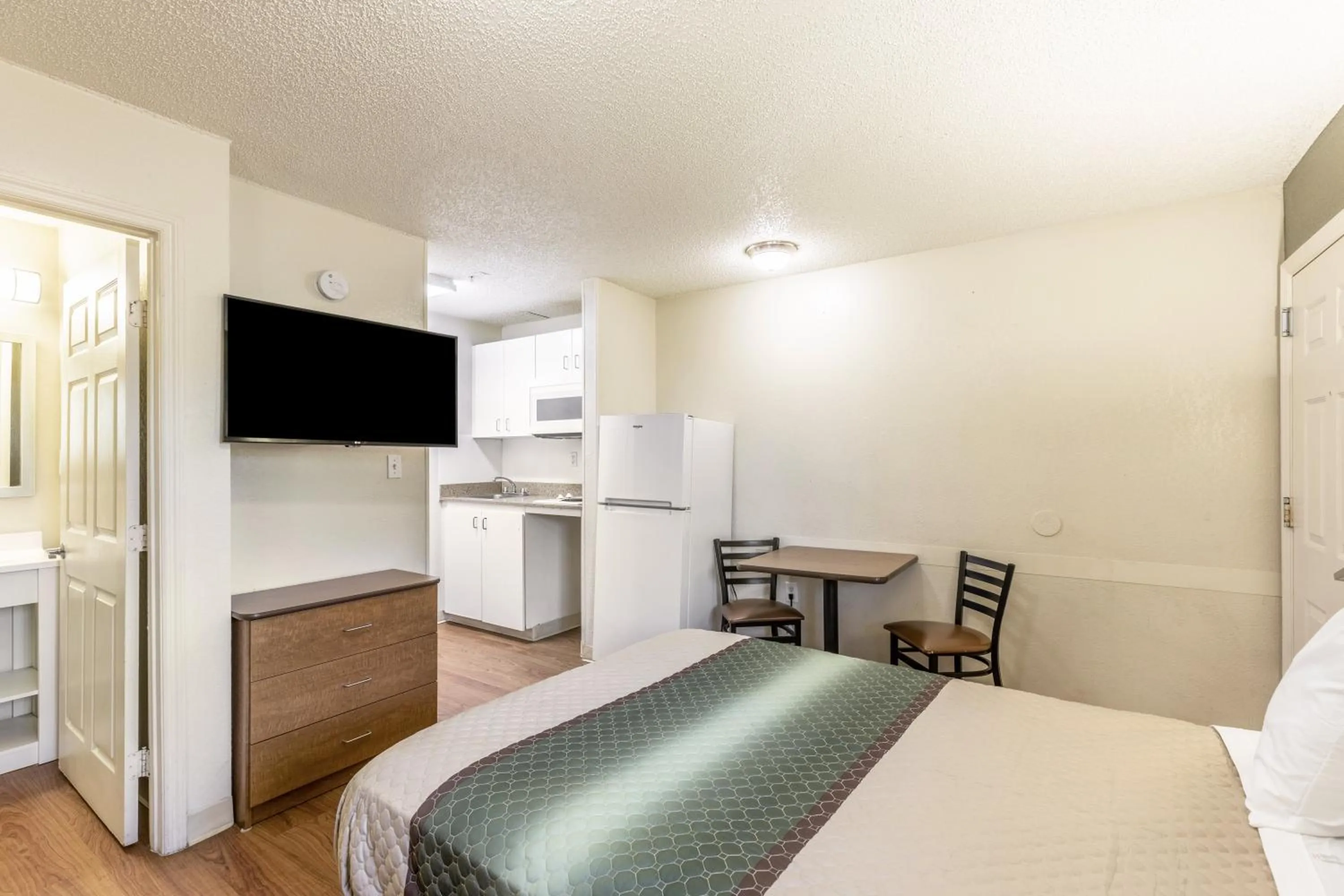 Photo of the whole room, Bed in HomeTowne Studios by Red Roof Orlando - Casselberry