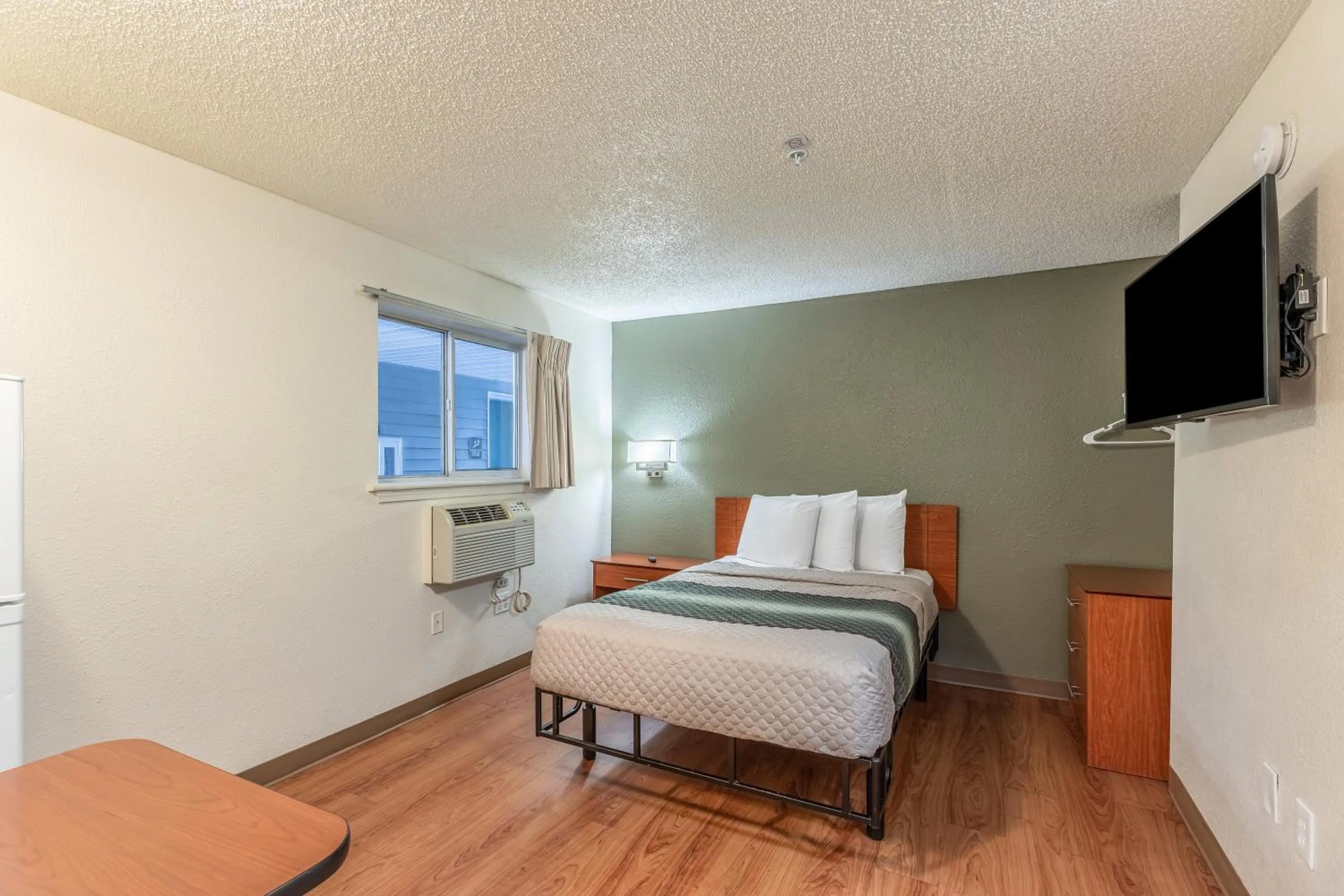 Photo of the whole room, Bed in HomeTowne Studios by Red Roof Orlando - Casselberry