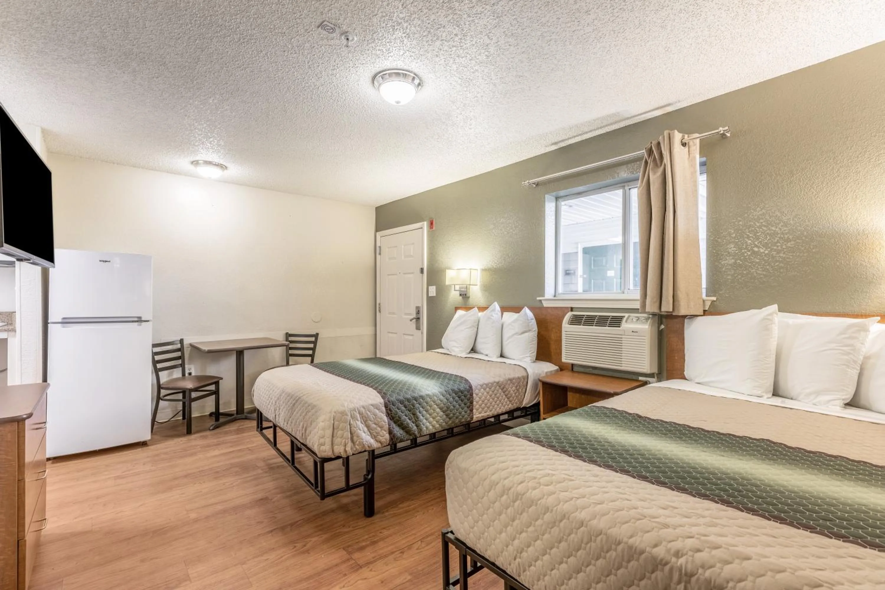 Photo of the whole room, Bed in HomeTowne Studios by Red Roof Orlando - Casselberry