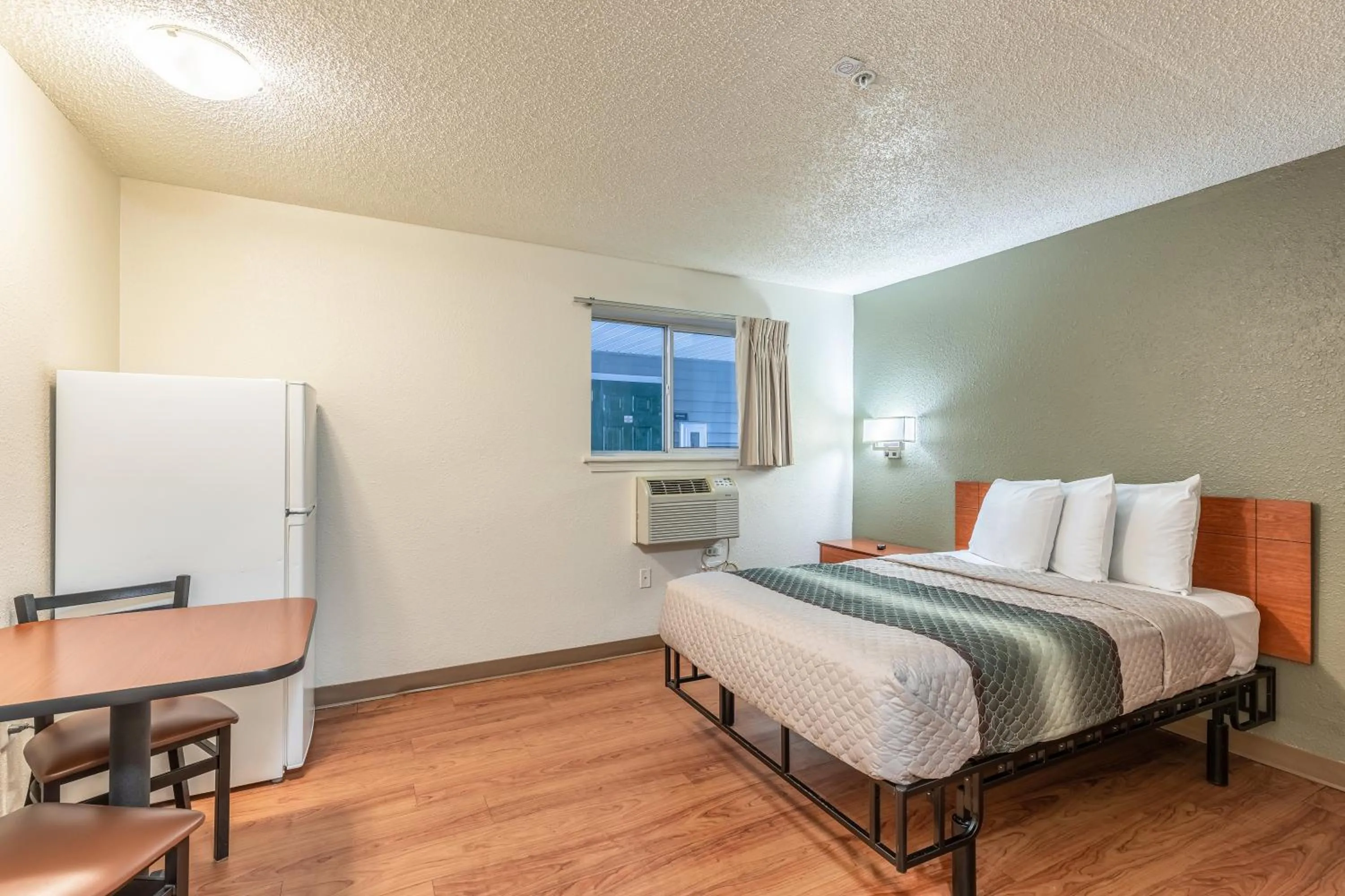 Photo of the whole room, Bed in HomeTowne Studios by Red Roof Orlando - Casselberry