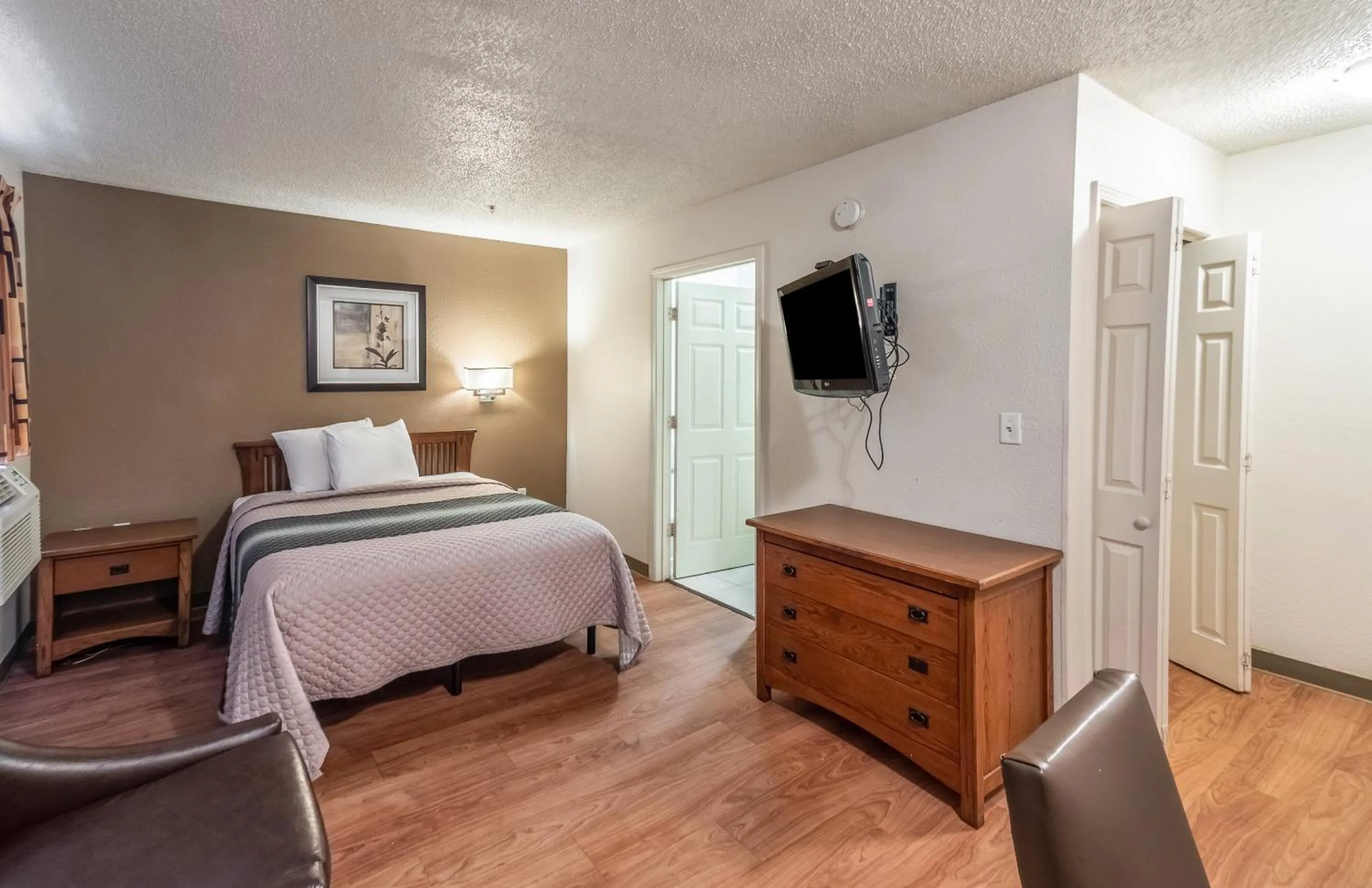 Photo of the whole room, Bed in HomeTowne Studios by Red Roof Orlando South