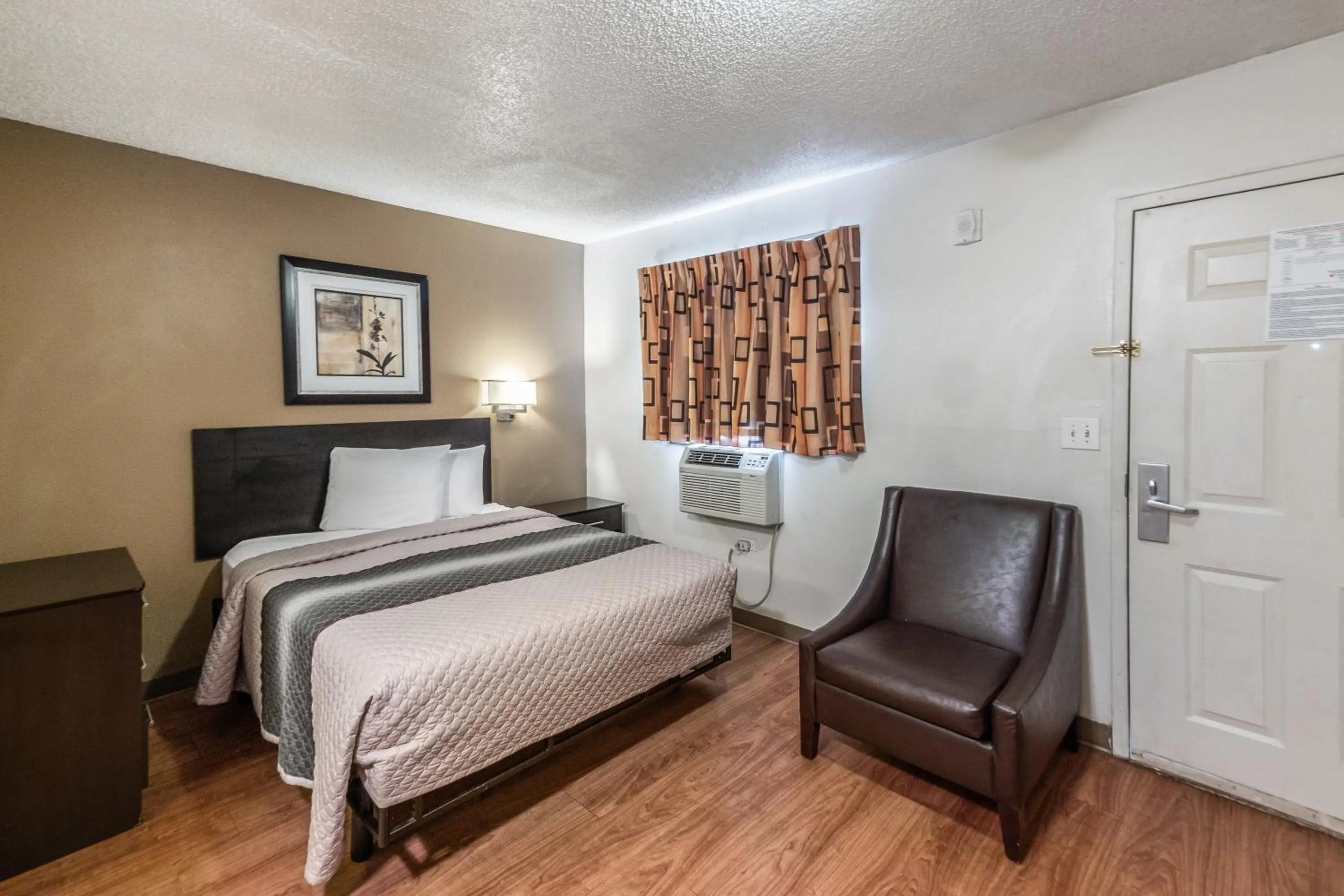 Photo of the whole room, Bed in HomeTowne Studios by Red Roof Orlando South