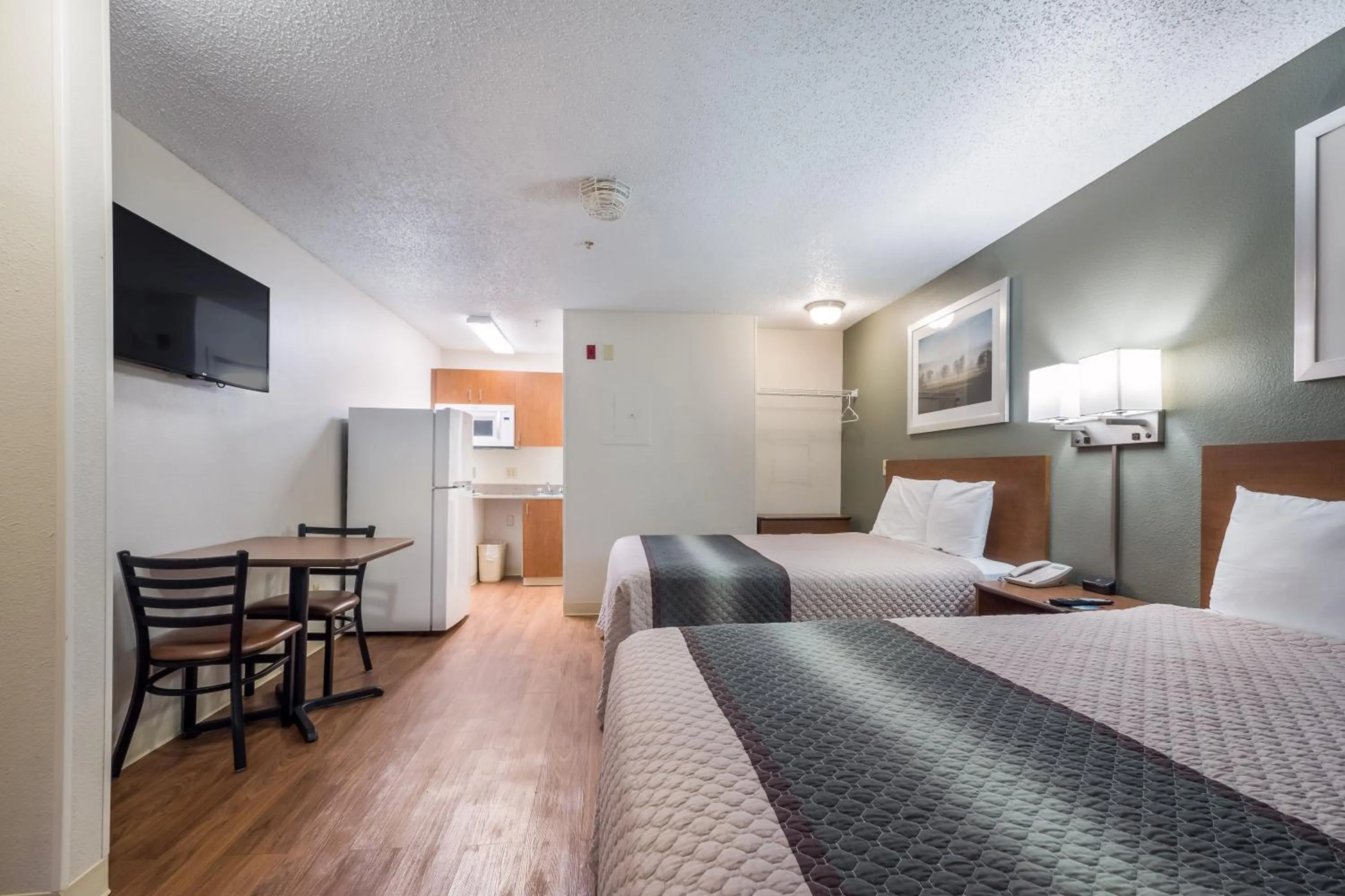 Photo of the whole room, Bed in HomeTowne Studios by Red Roof Orlando South