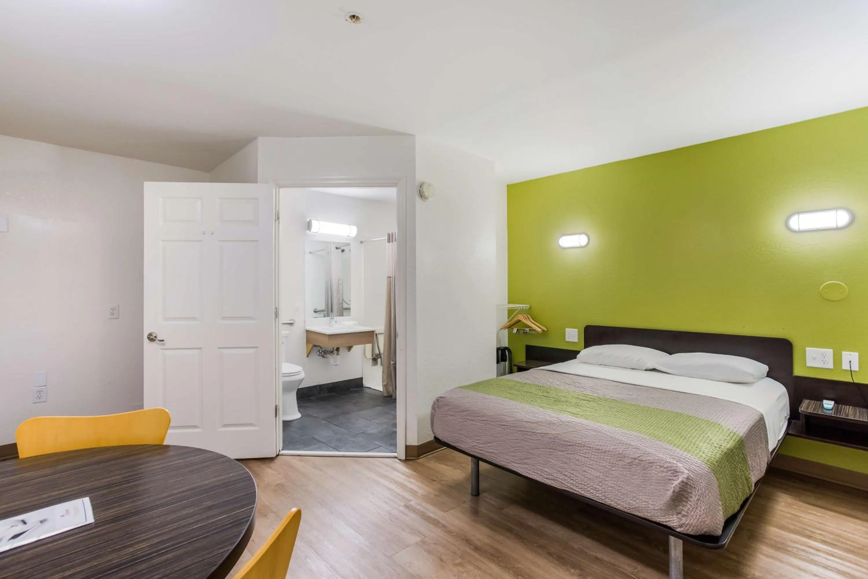 Photo of the whole room, Bed in Motel 6-Jacksonville, FL - South