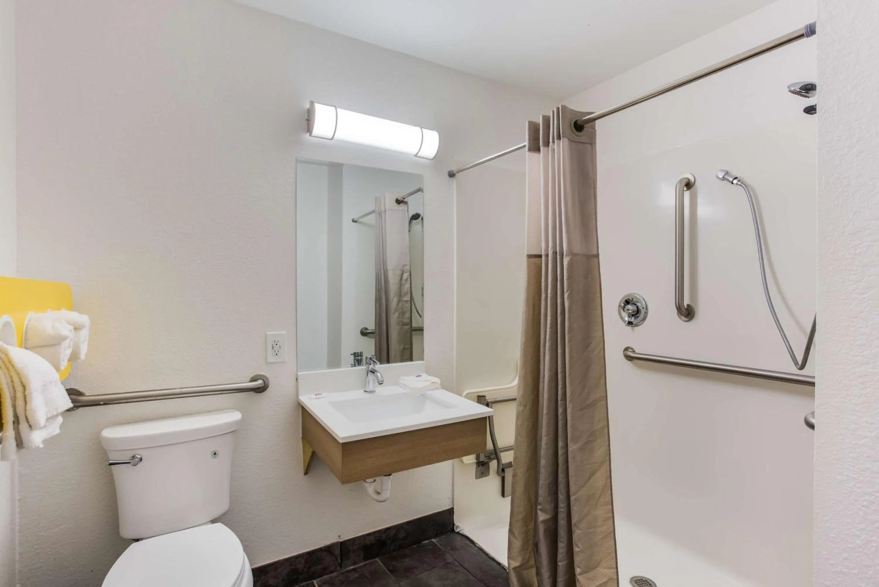 Bathroom in Motel 6-Jacksonville, FL - South