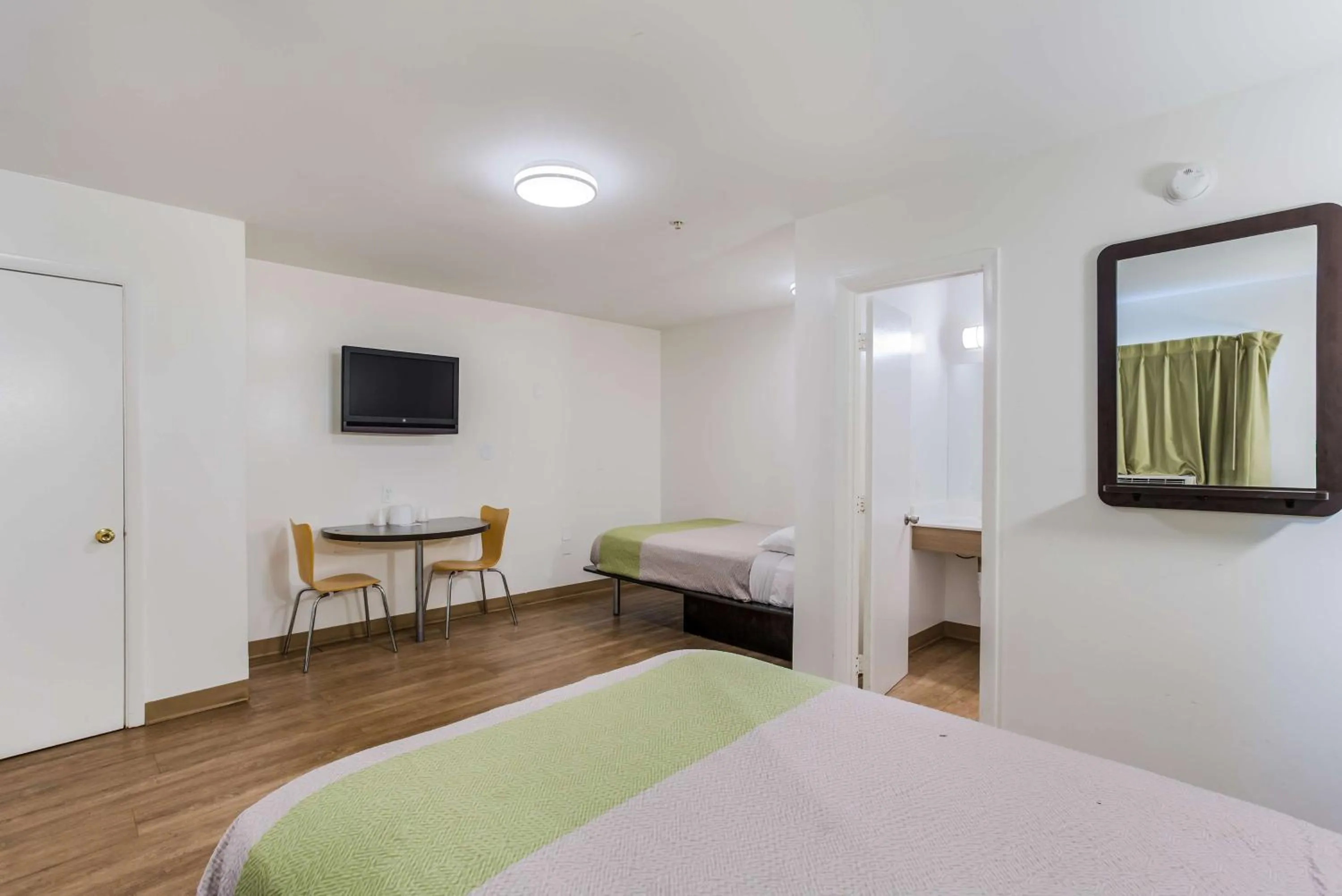 Photo of the whole room, Bed in Motel 6-Jacksonville, FL - South