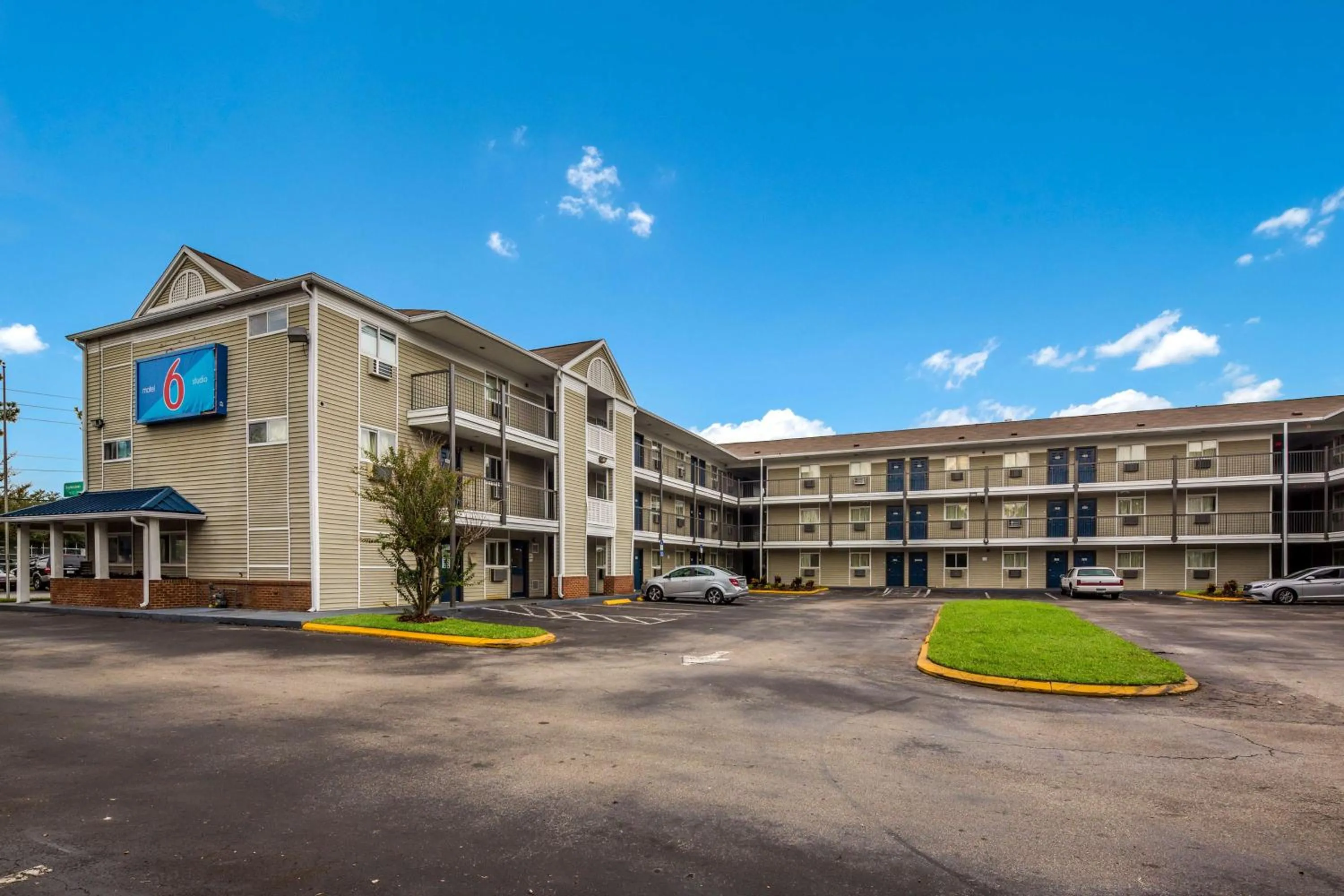 Property building in Motel 6-Jacksonville, FL - South