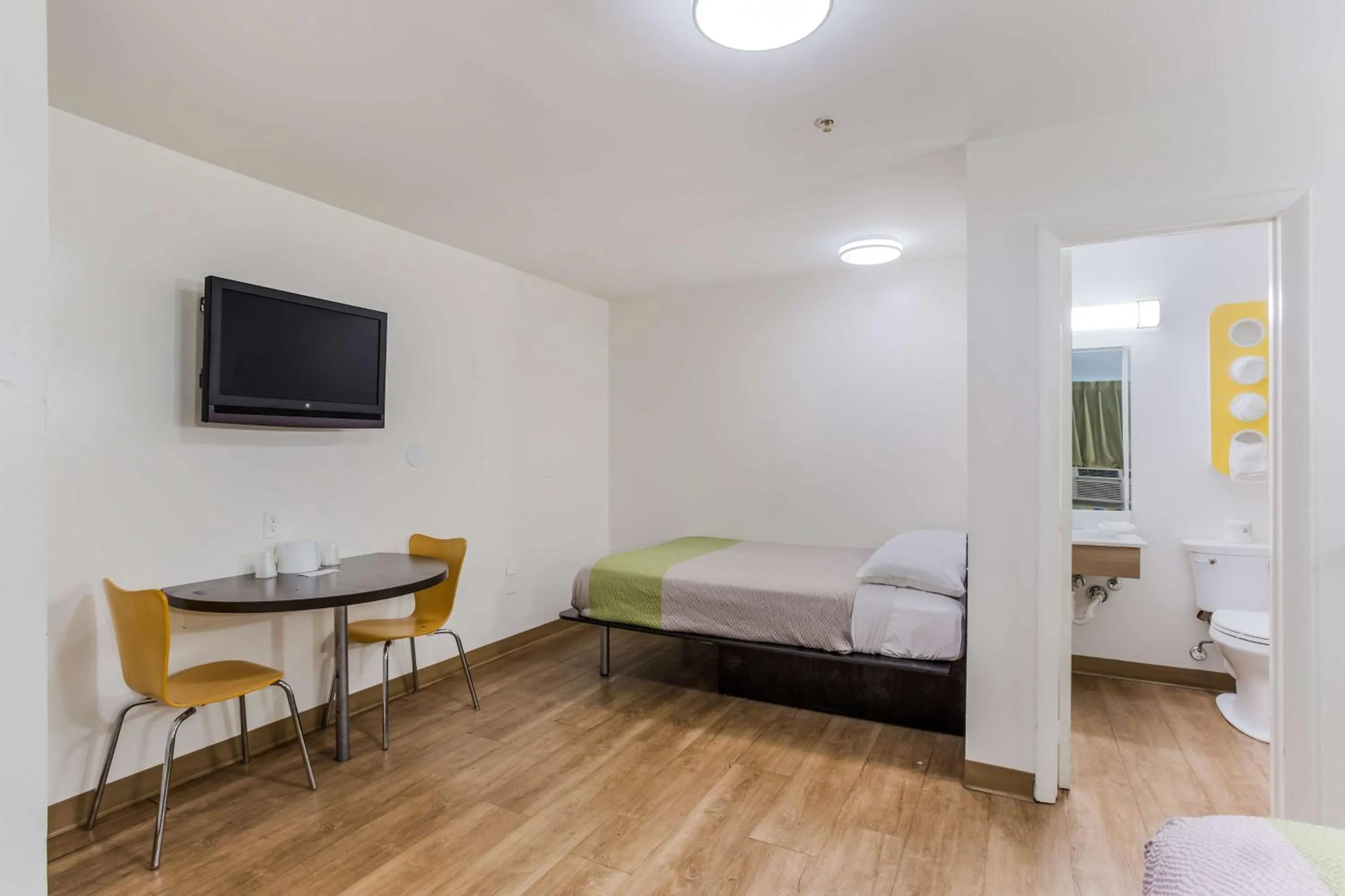 Photo of the whole room, Bed in Motel 6-Jacksonville, FL - South