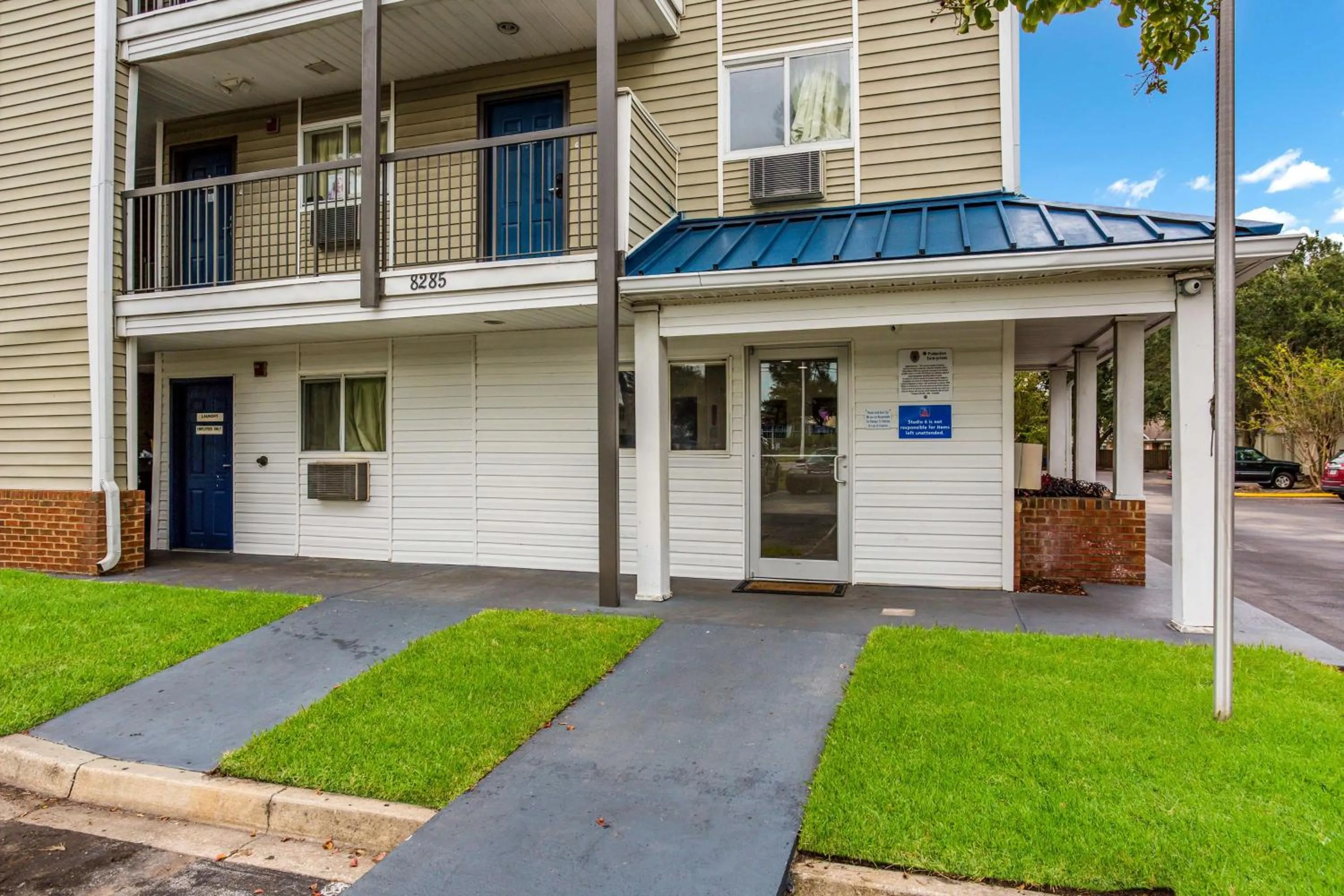 Property building in Motel 6-Jacksonville, FL - South