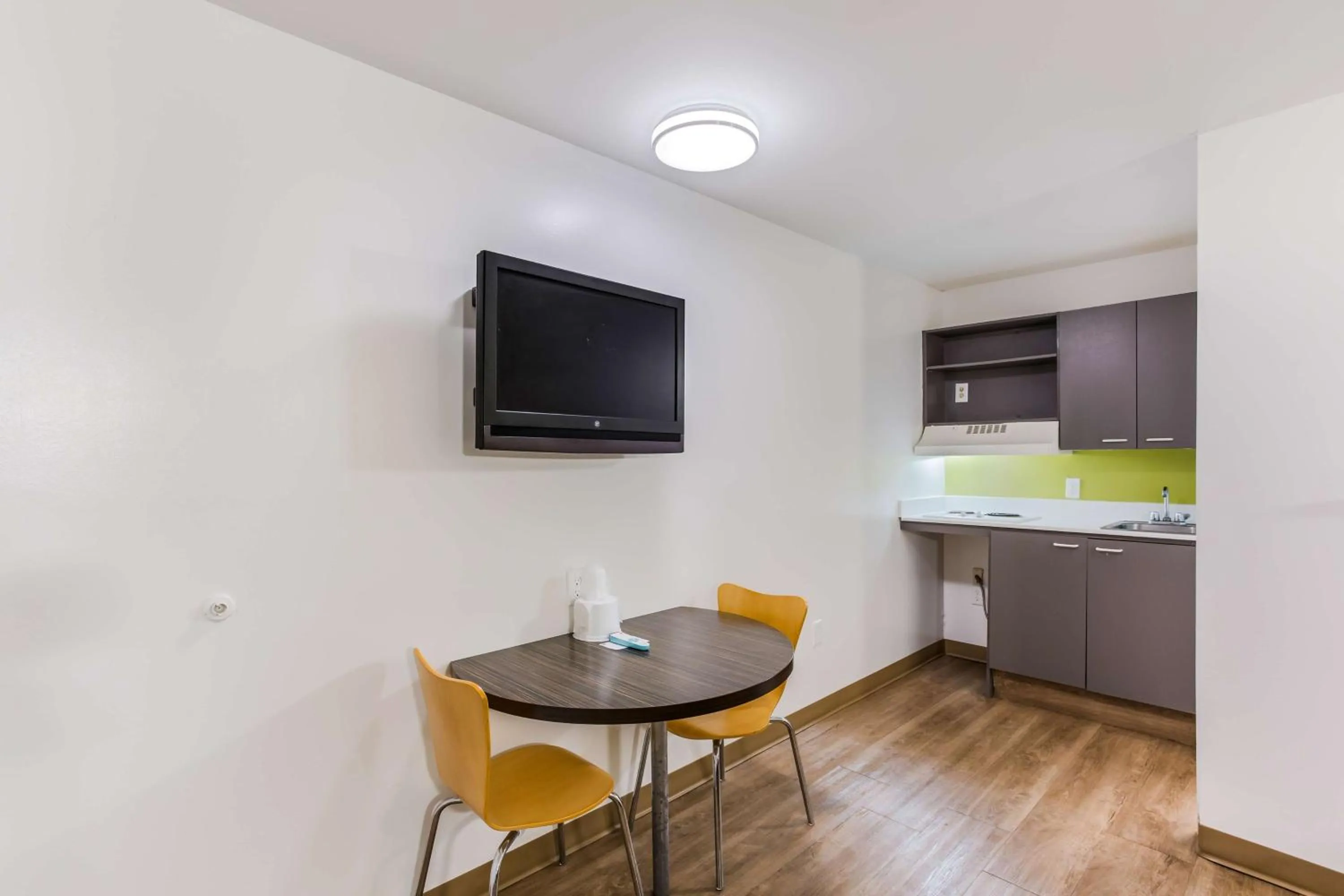 Photo of the whole room in Motel 6-Jacksonville, FL - South