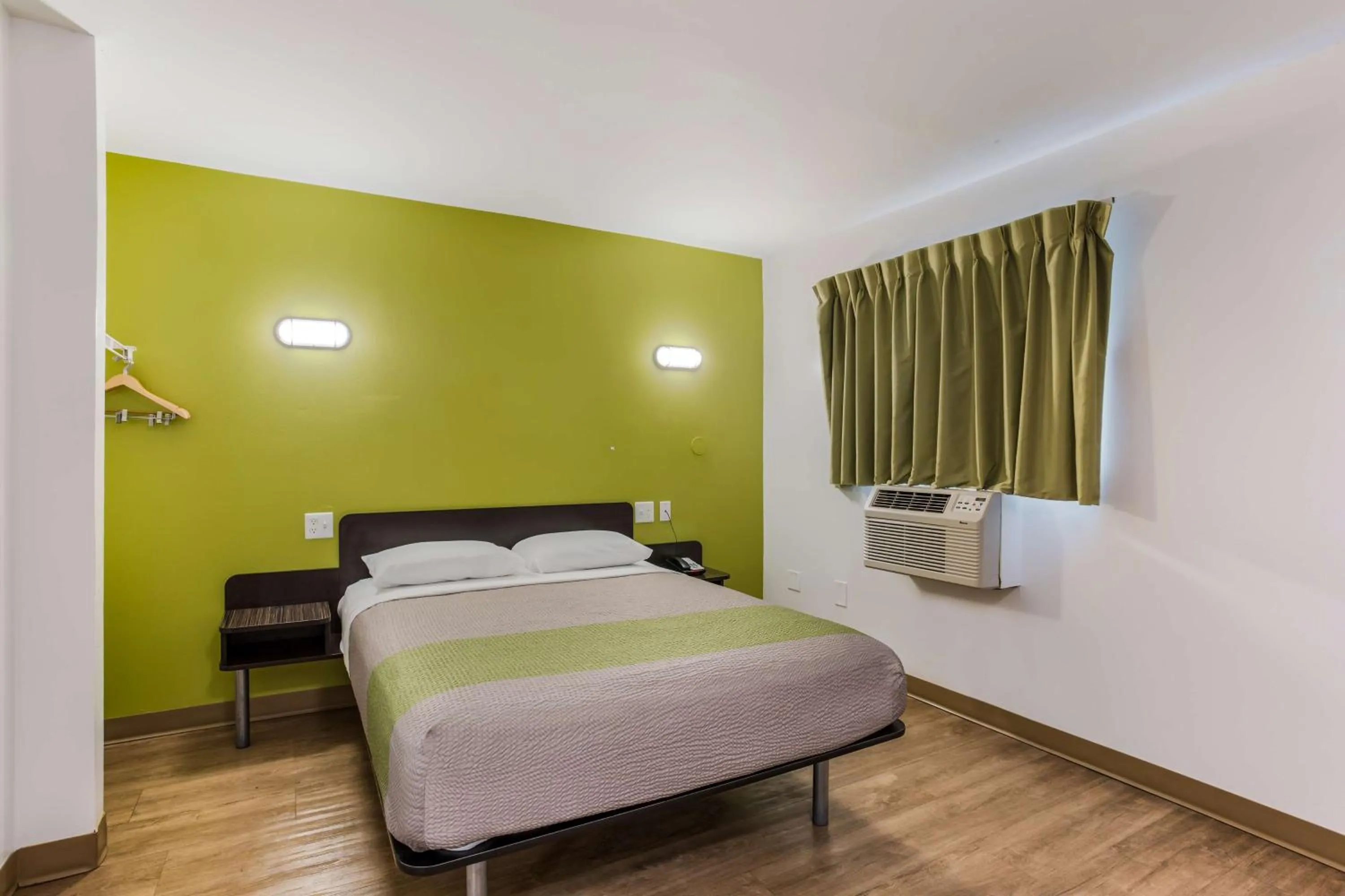 Photo of the whole room, Bed in Motel 6-Jacksonville, FL - South