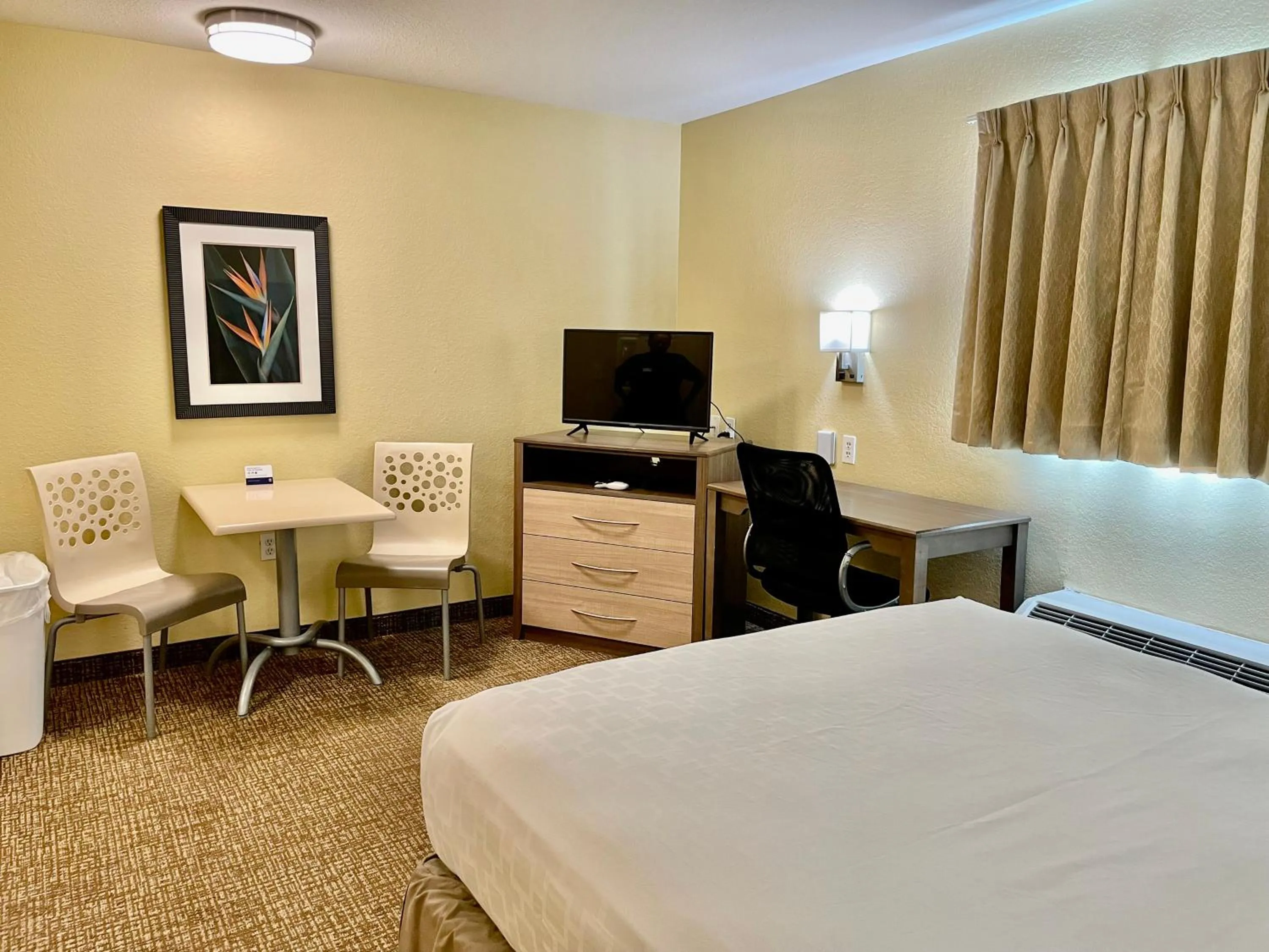 hair dresser, Bed in Suburban Studios Fort Myers Cape Coral