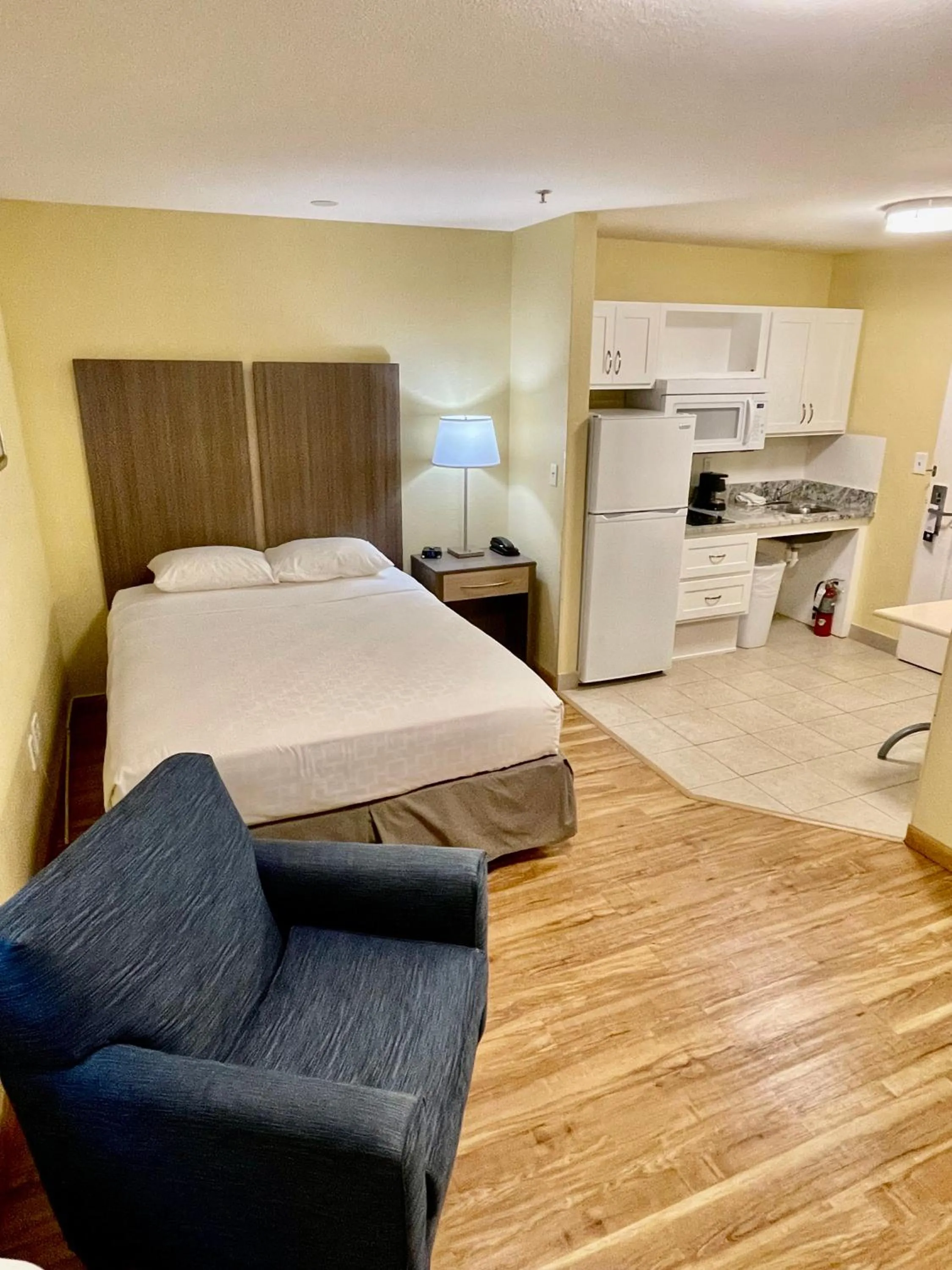 Photo of the whole room, Bed in Suburban Studios Fort Myers Cape Coral