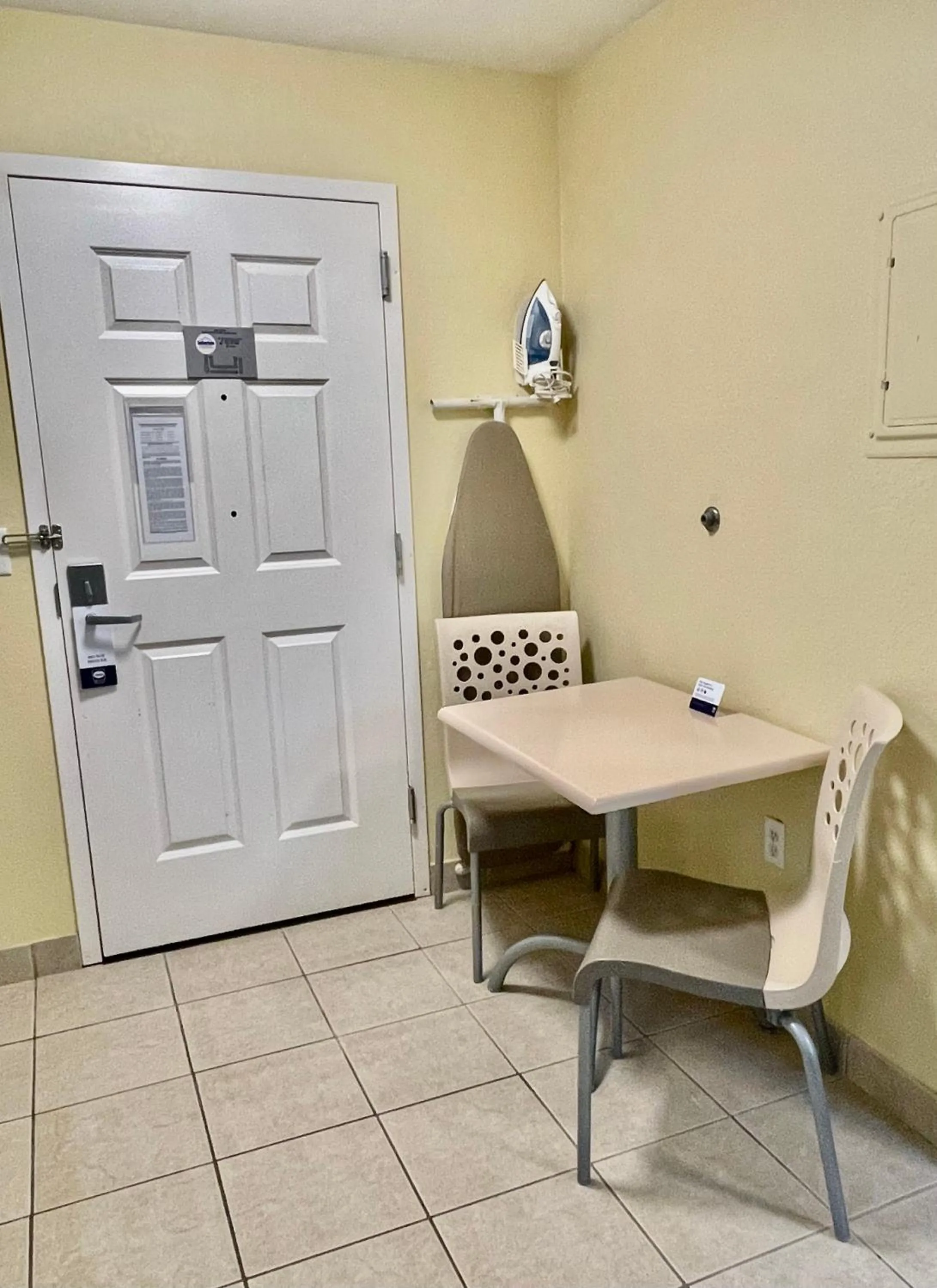 Dining area in Suburban Studios Fort Myers Cape Coral