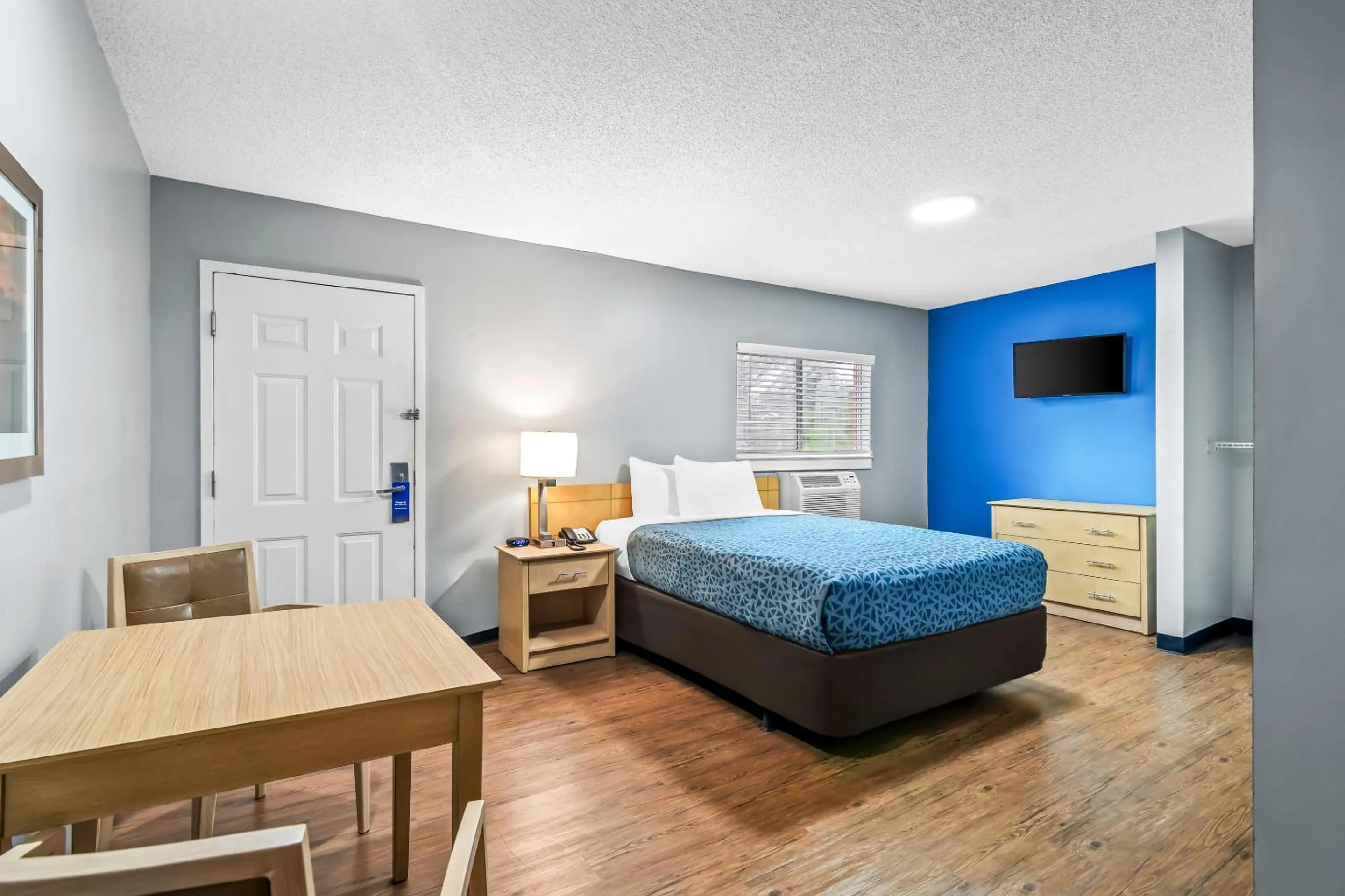 Bedroom, Bed in Suburban Studios Stuart near Federal Hwy 1