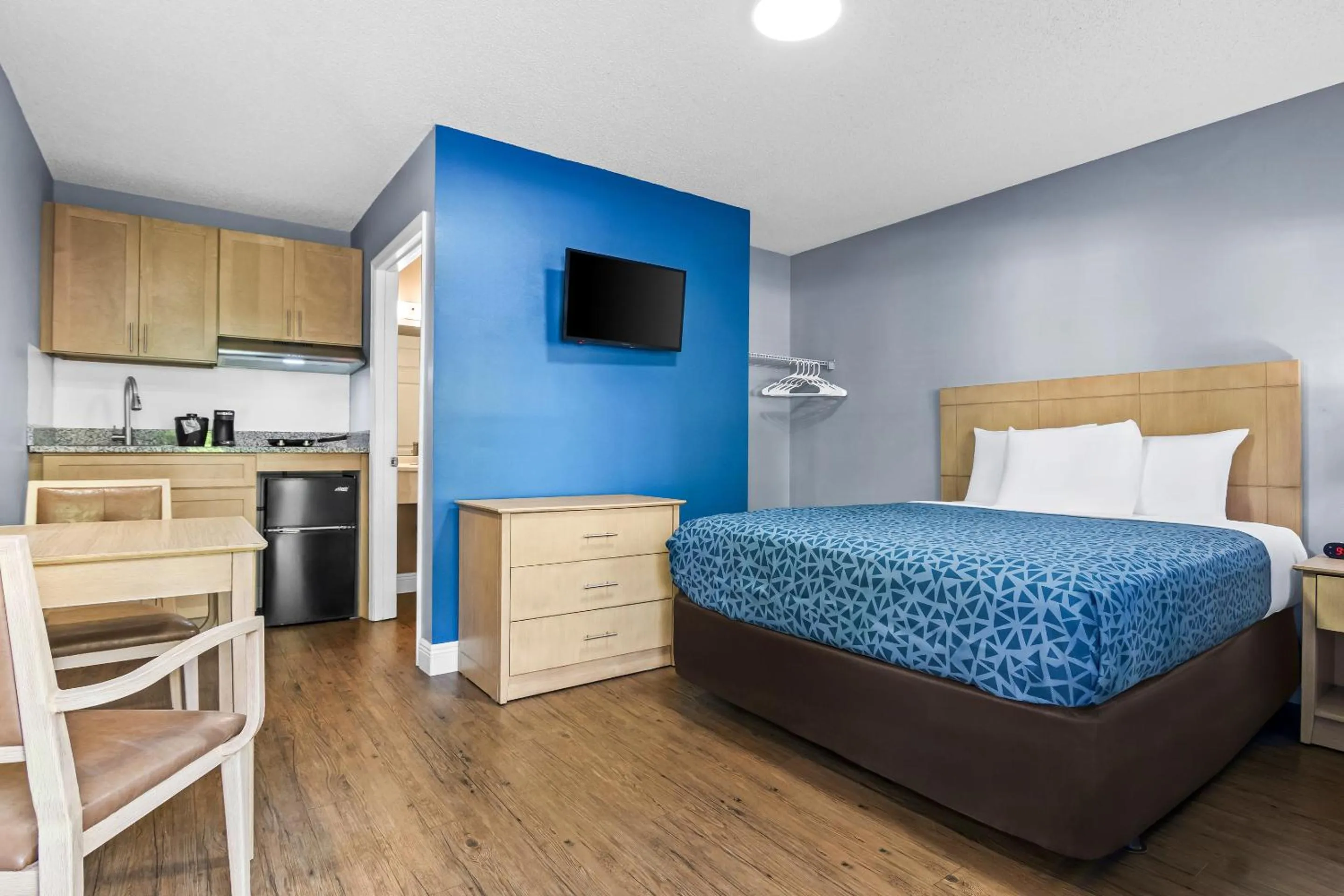 Shower, Bed in Suburban Studios Stuart near Federal Hwy 1