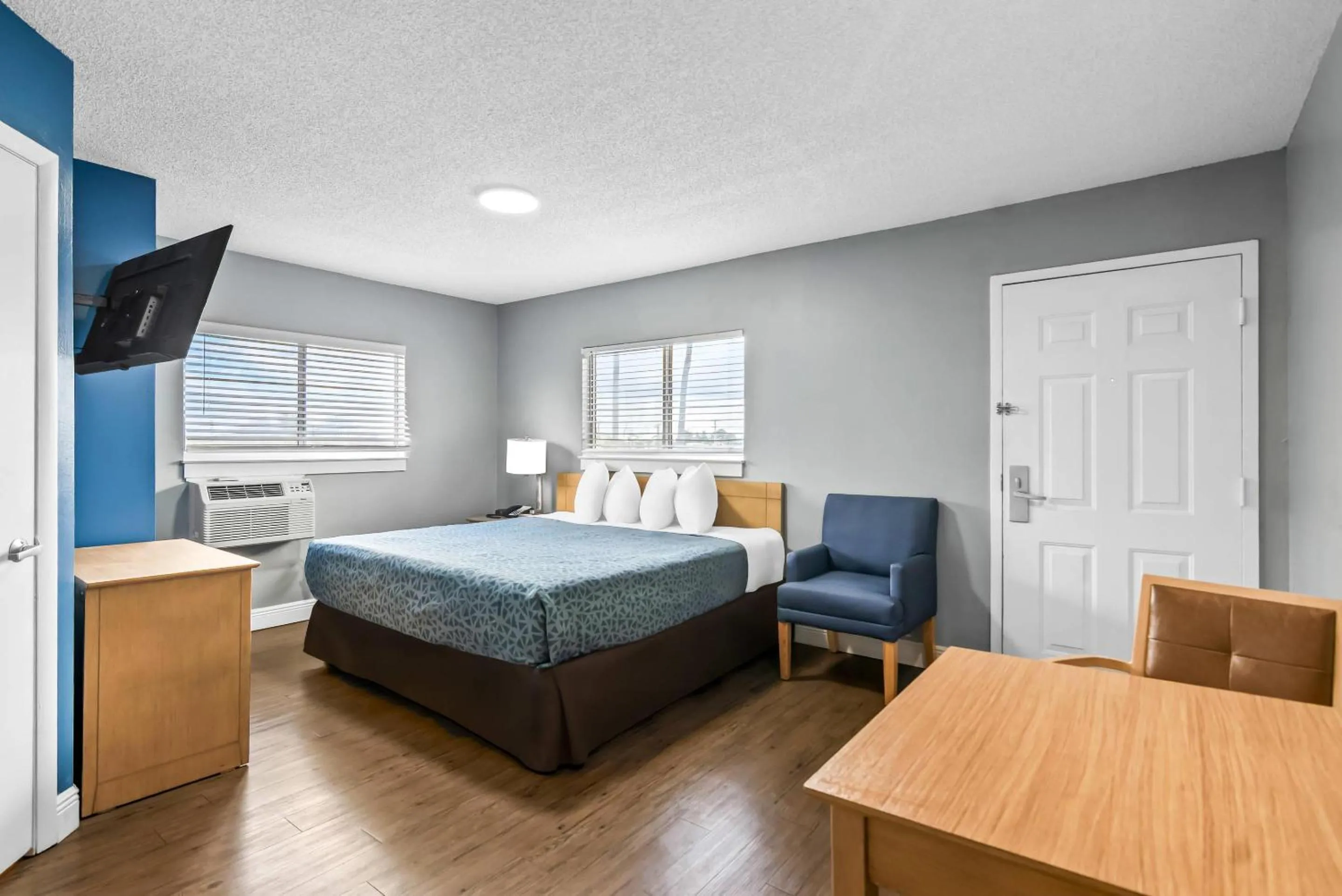 Bedroom, Bed in Suburban Studios Stuart near Federal Hwy 1