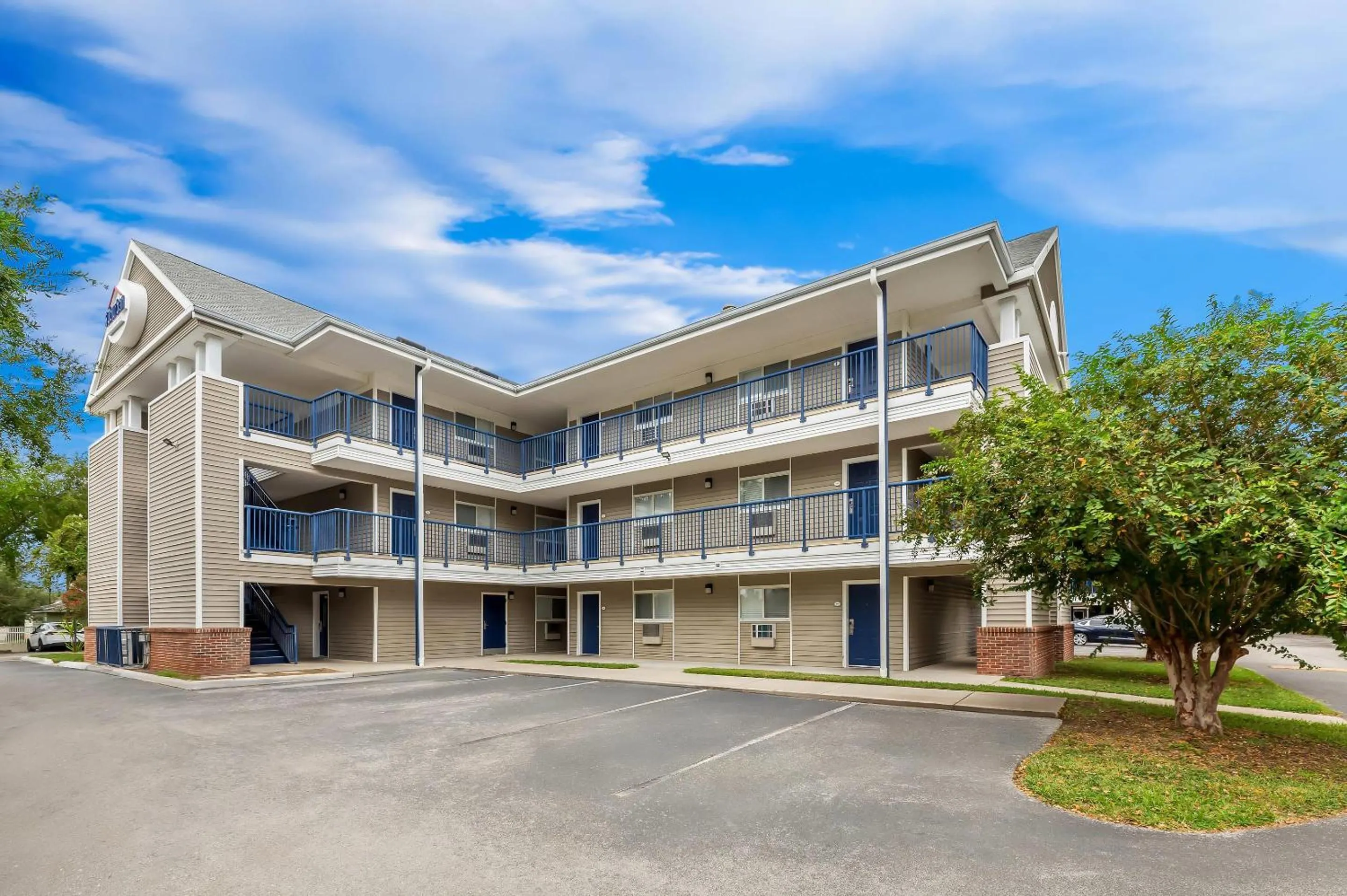 Property building in Suburban Studios Lakeland North I-4