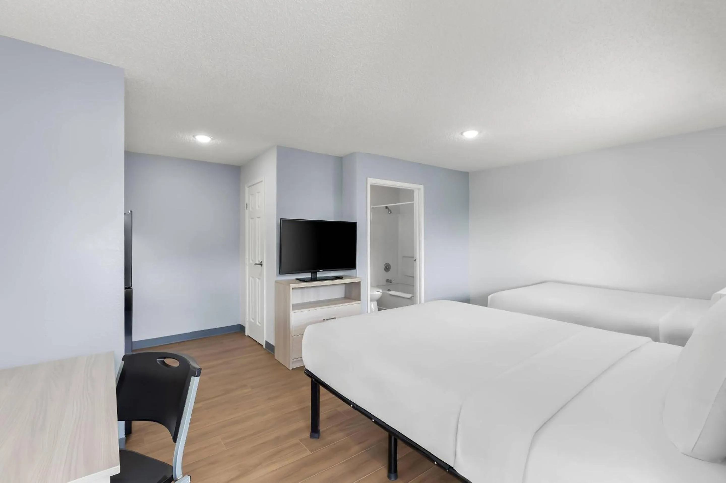 Bedroom in Suburban Studios Lakeland North I-4