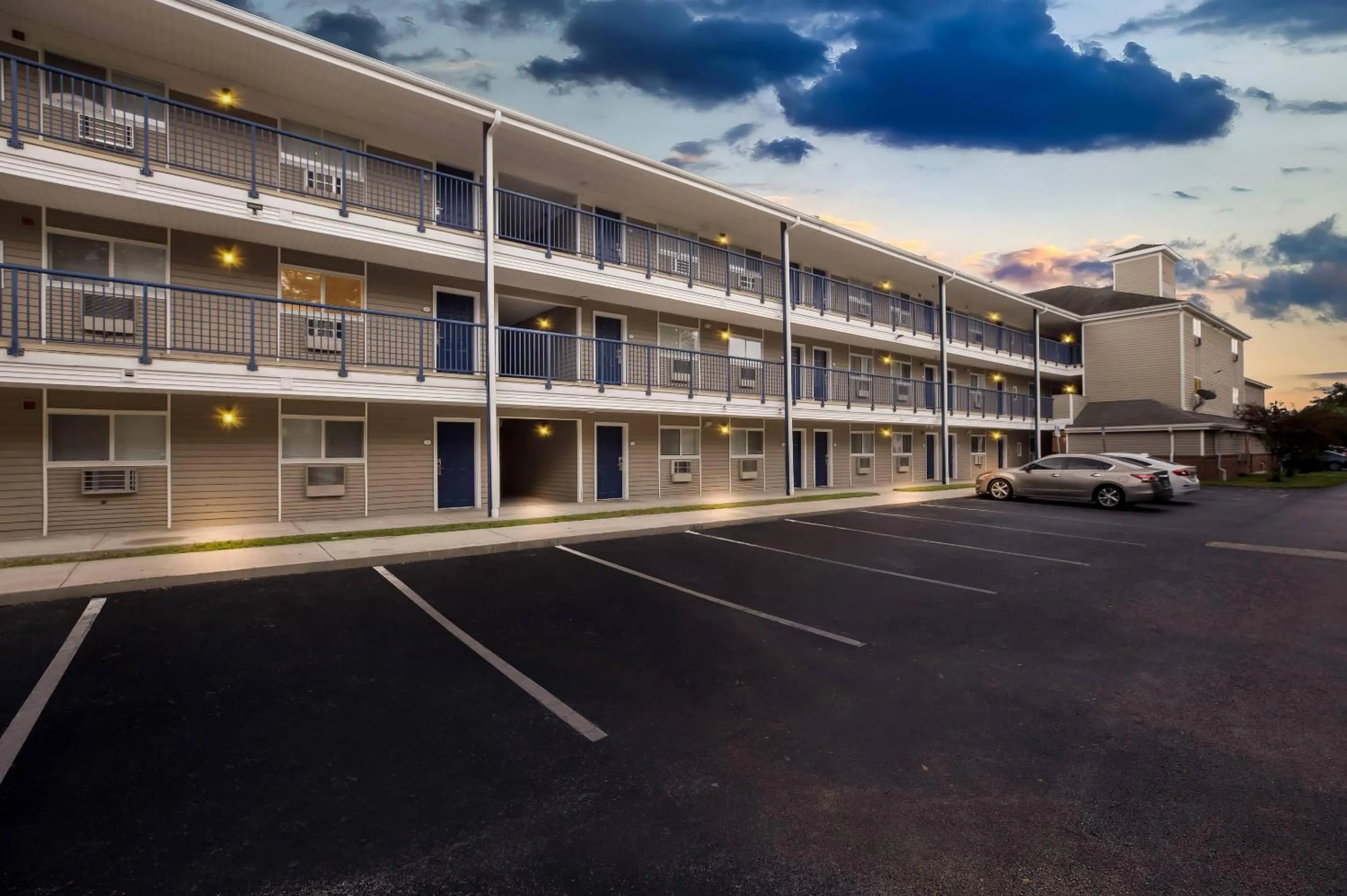 Property building in Suburban Studios Lakeland North I-4