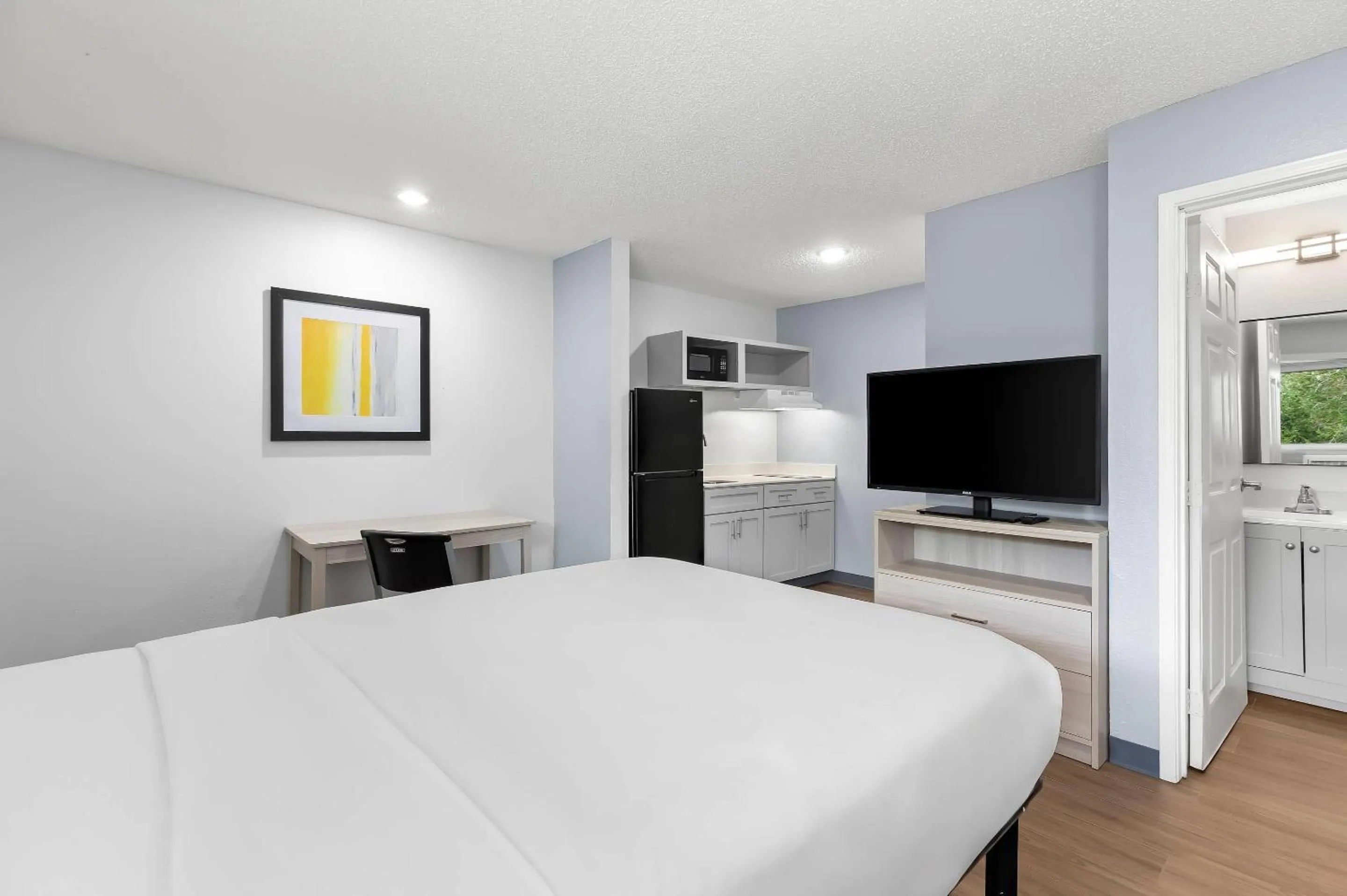 Bedroom in Suburban Studios Lakeland North I-4