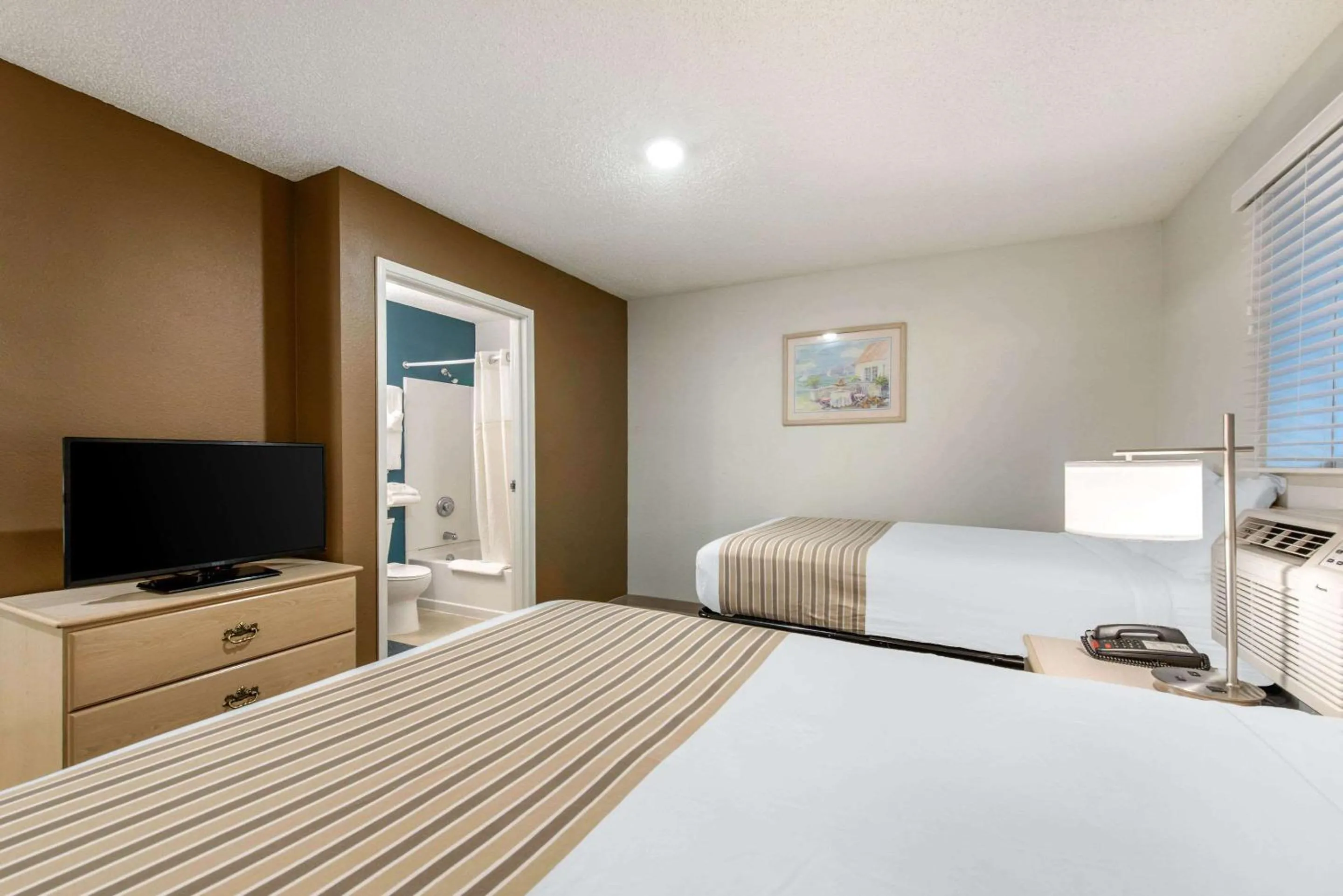 Photo of the whole room in Suburban Studios Lakeland North I-4