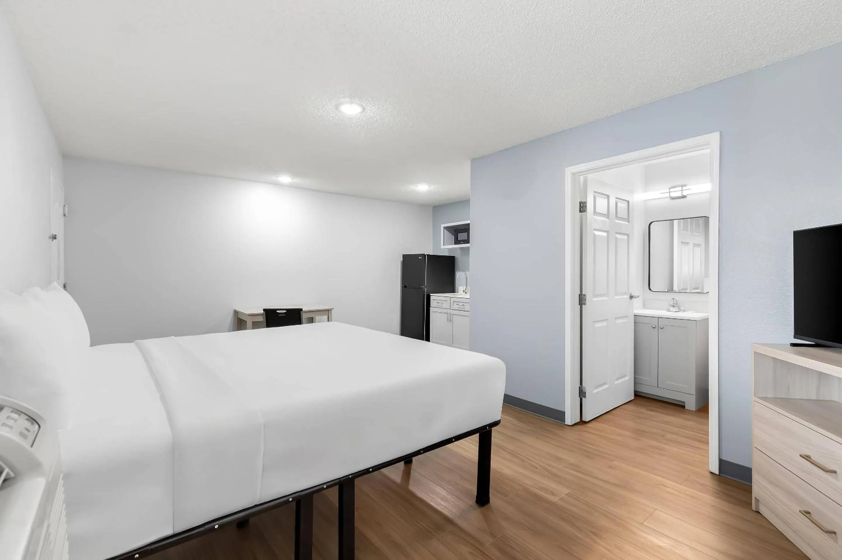 Bedroom in Suburban Studios Lakeland North I-4