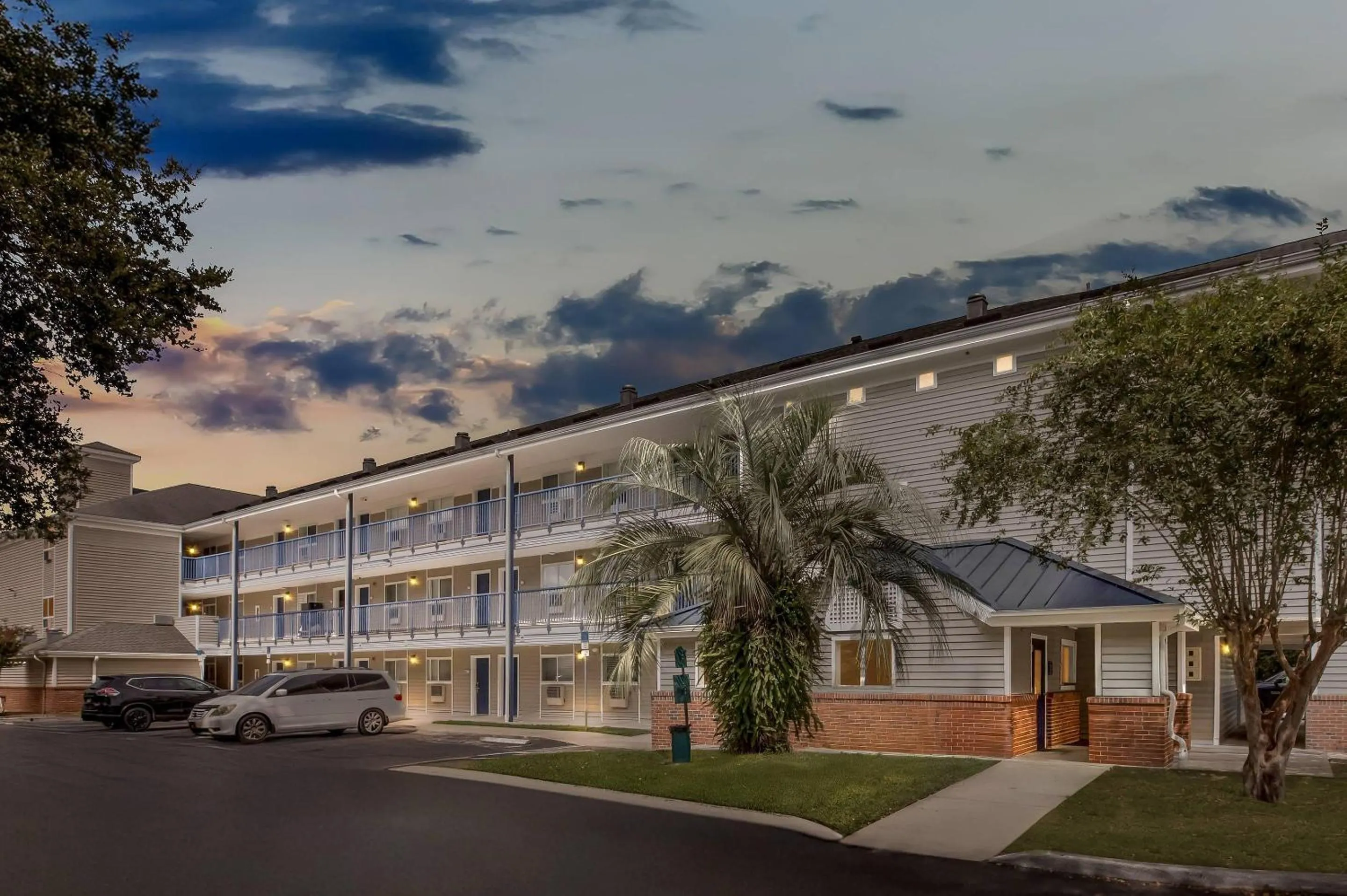 Property building in Suburban Studios Lakeland North I-4