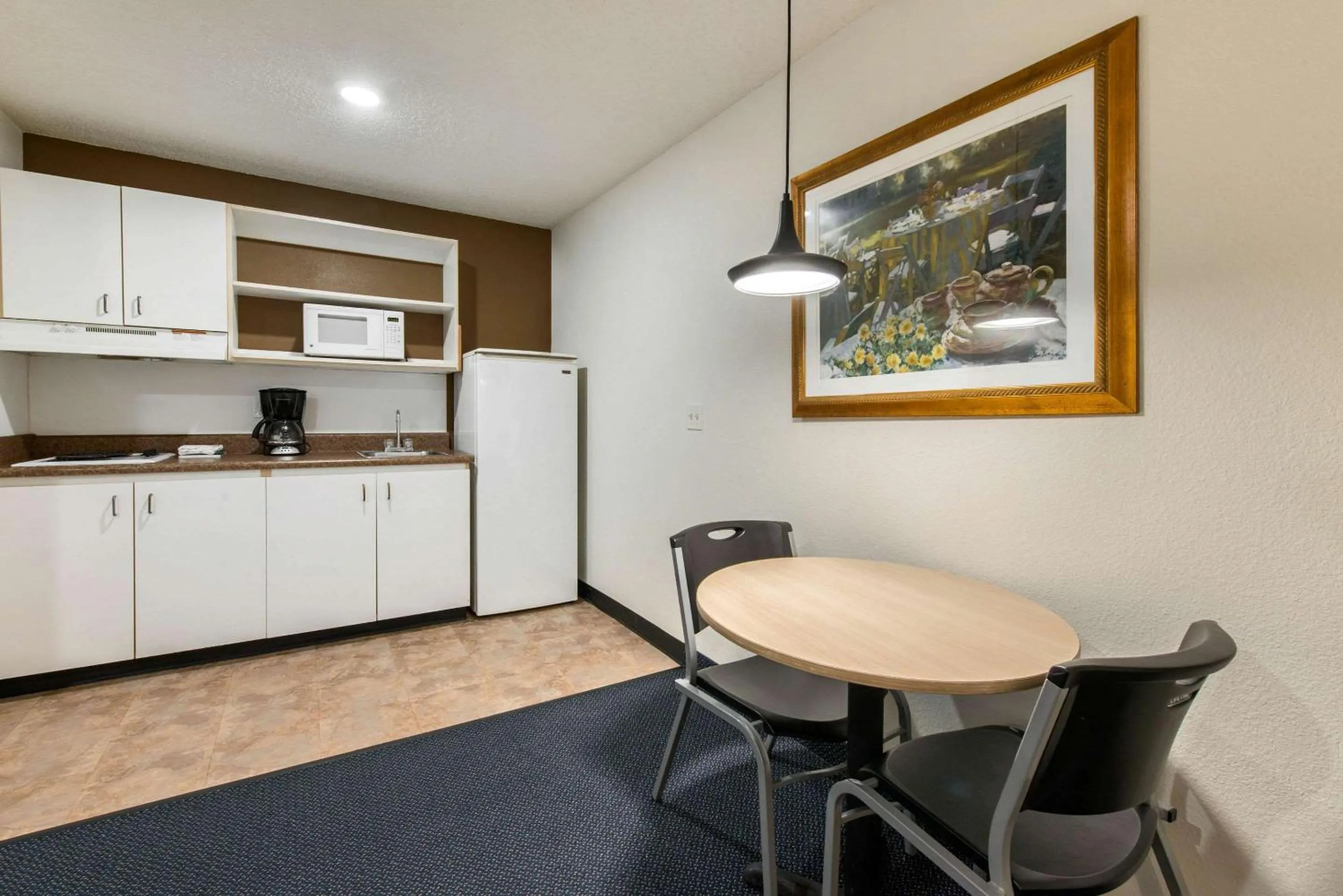 Photo of the whole room in Suburban Studios Lakeland North I-4