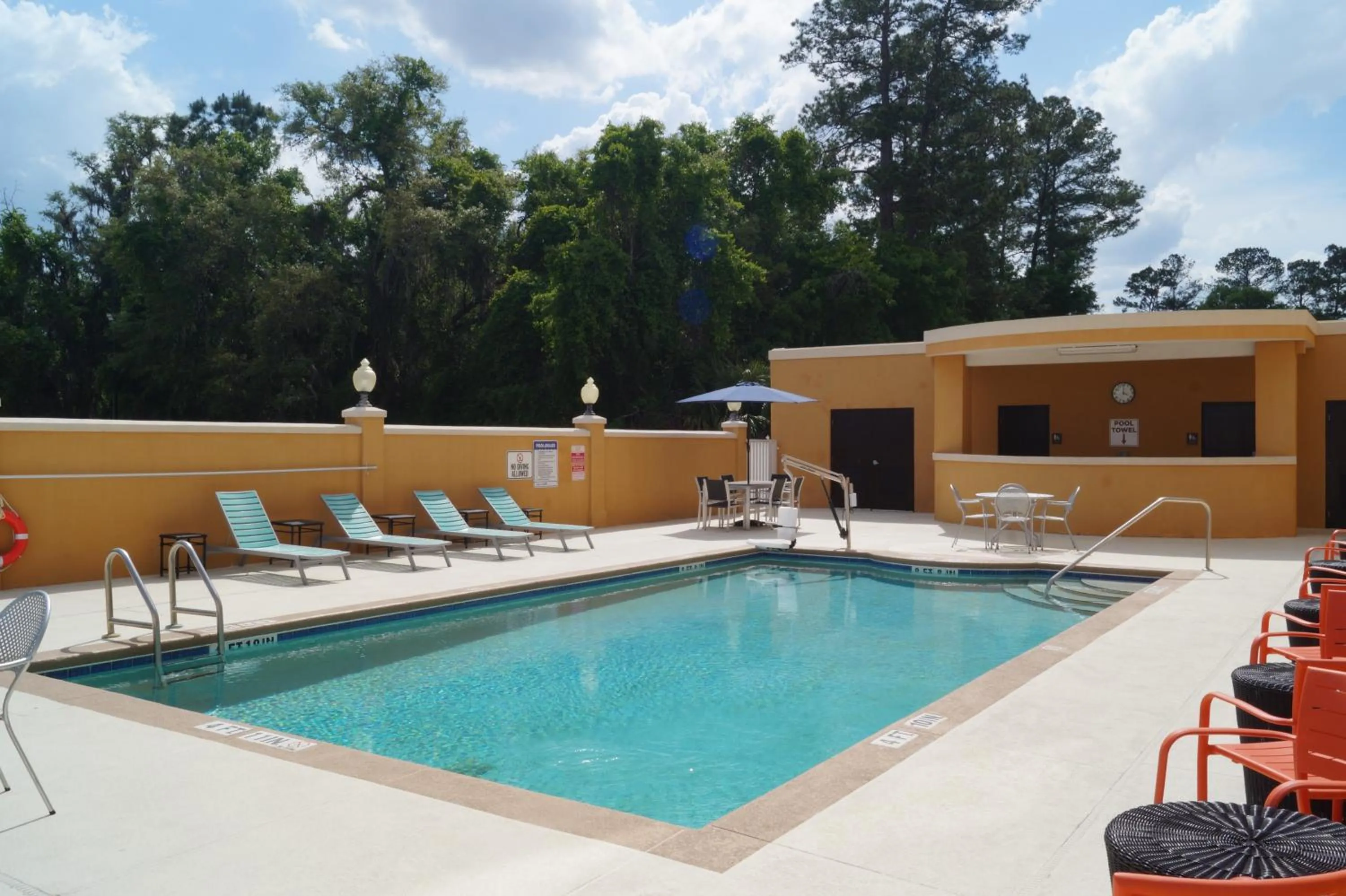 Swimming pool in Comfort Suites Lake City