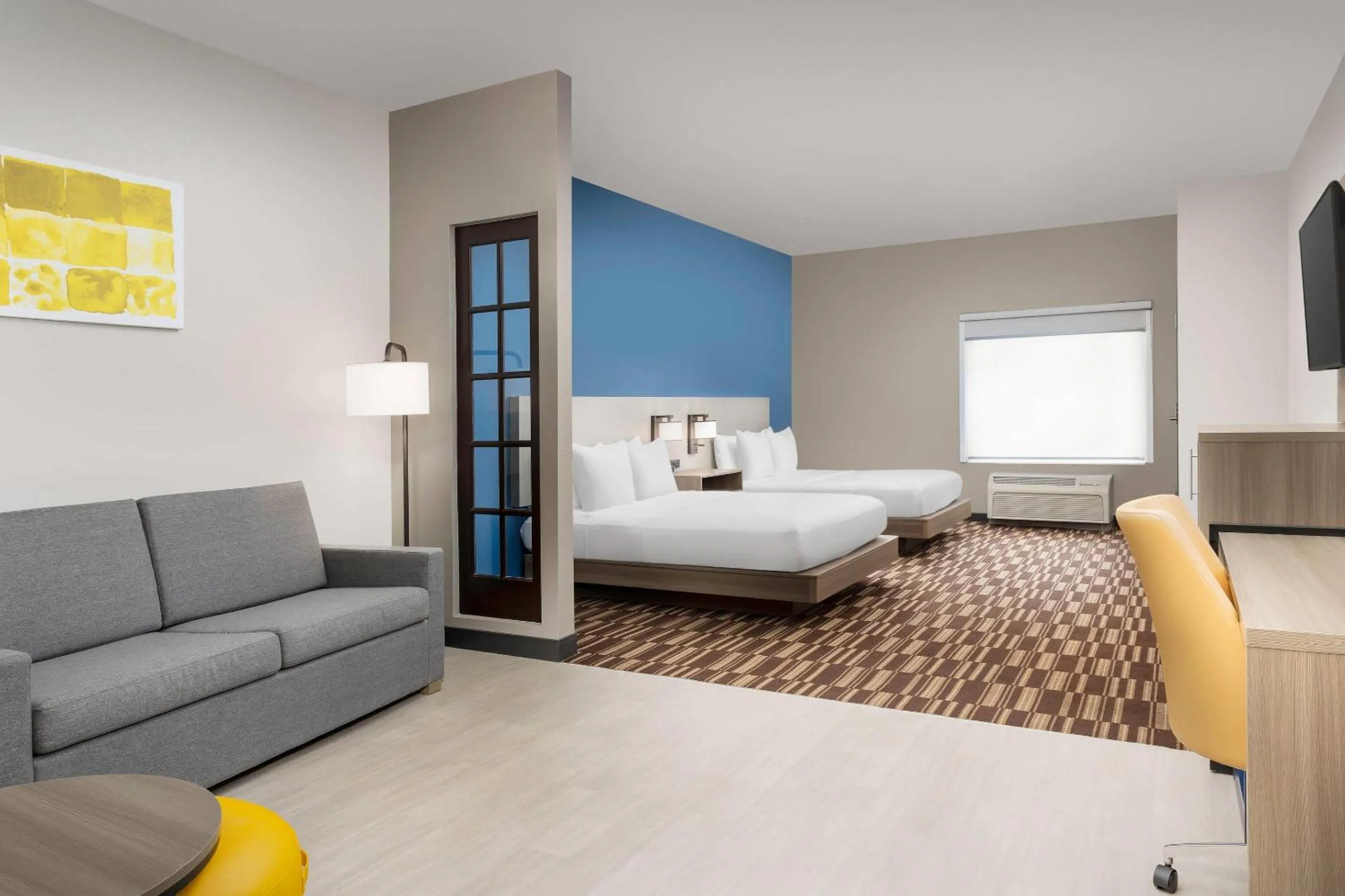 Bedroom, Bed in Comfort Suites Lake City