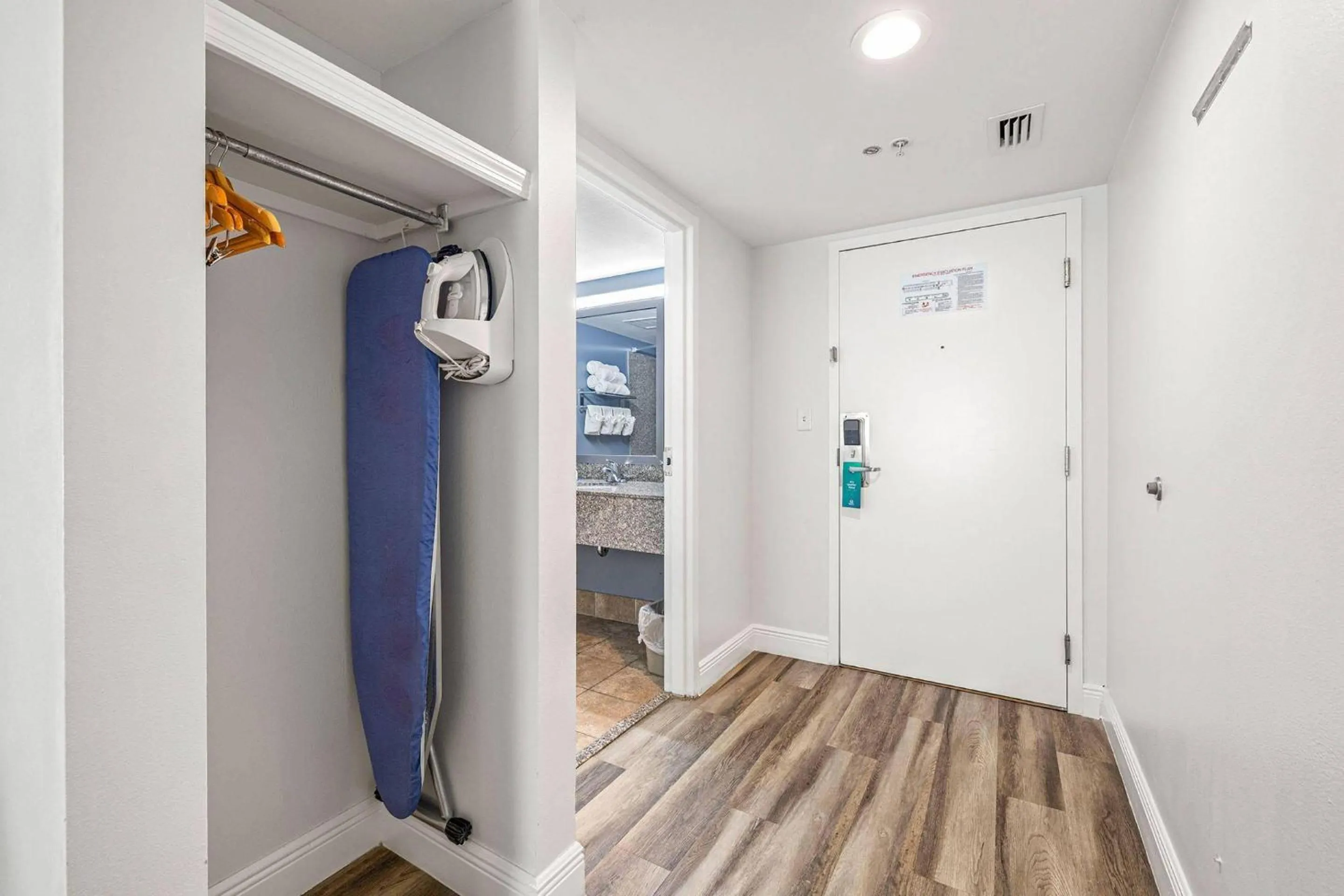 Bedroom in Quality Inn & Suites Tampa near Fairgrounds and Casino