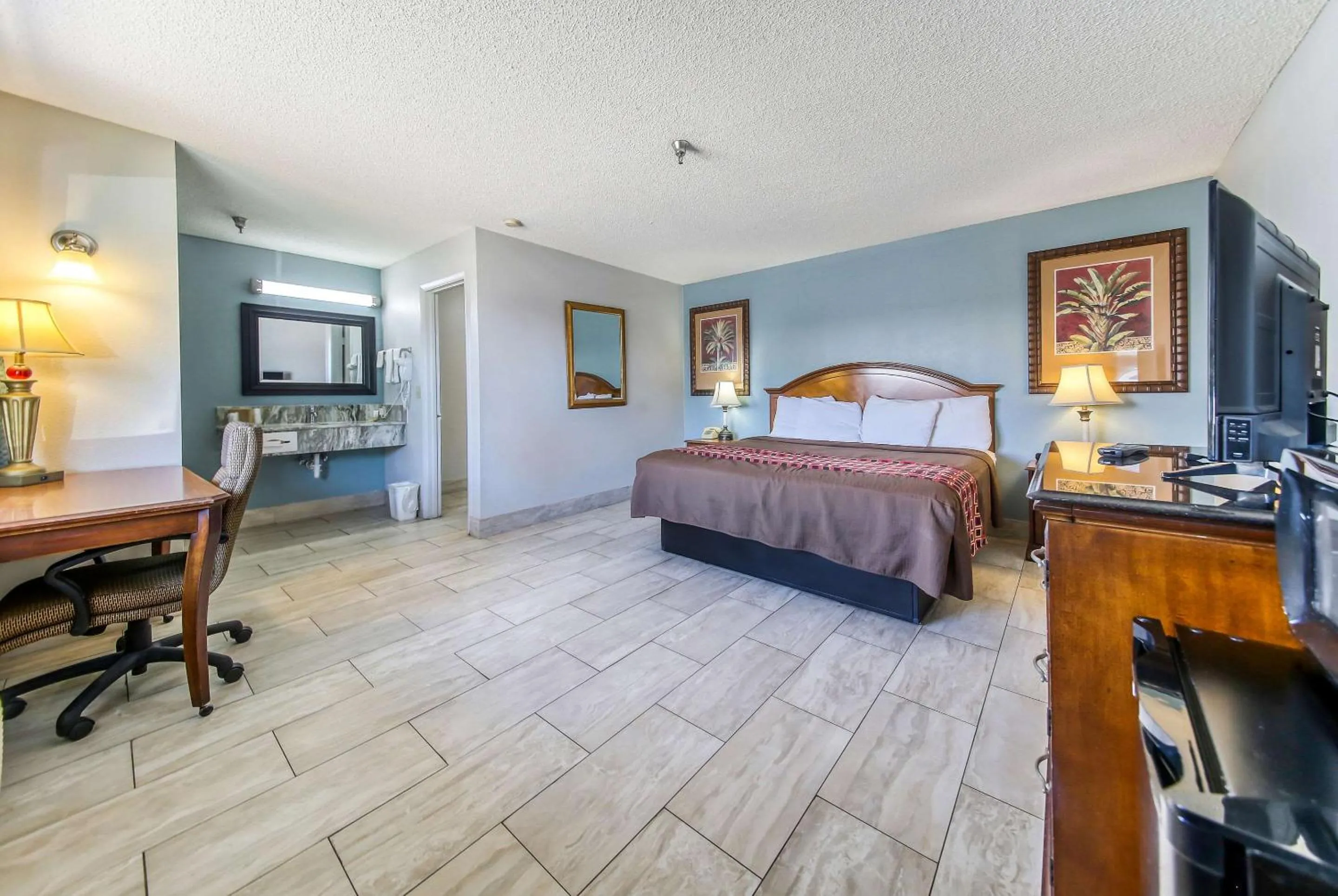 Bedroom, Bed in Rodeway Inn & Suites Haines City - Winter Haven