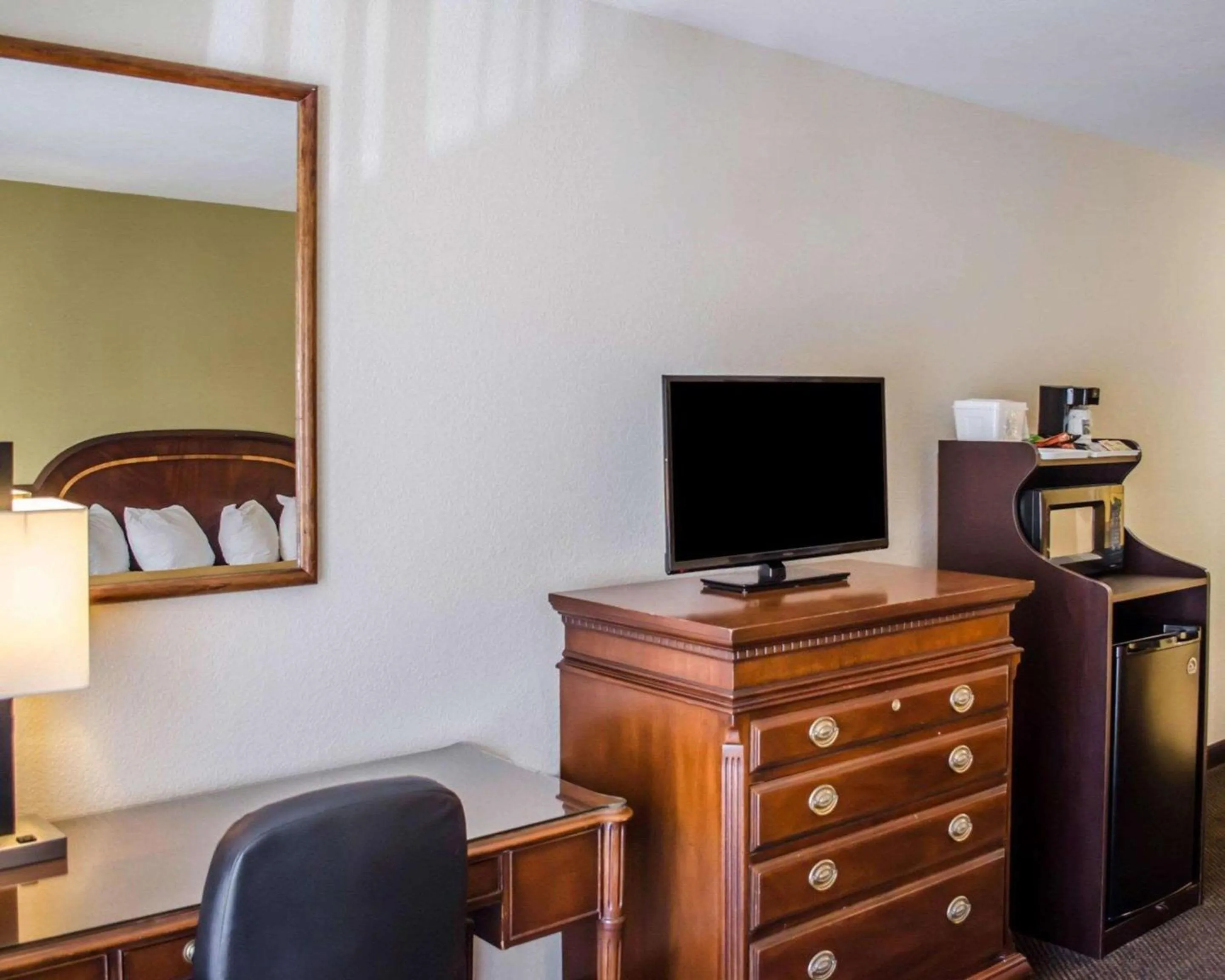 Photo of the whole room in Quality Inn & Suites Pensacola Bayview